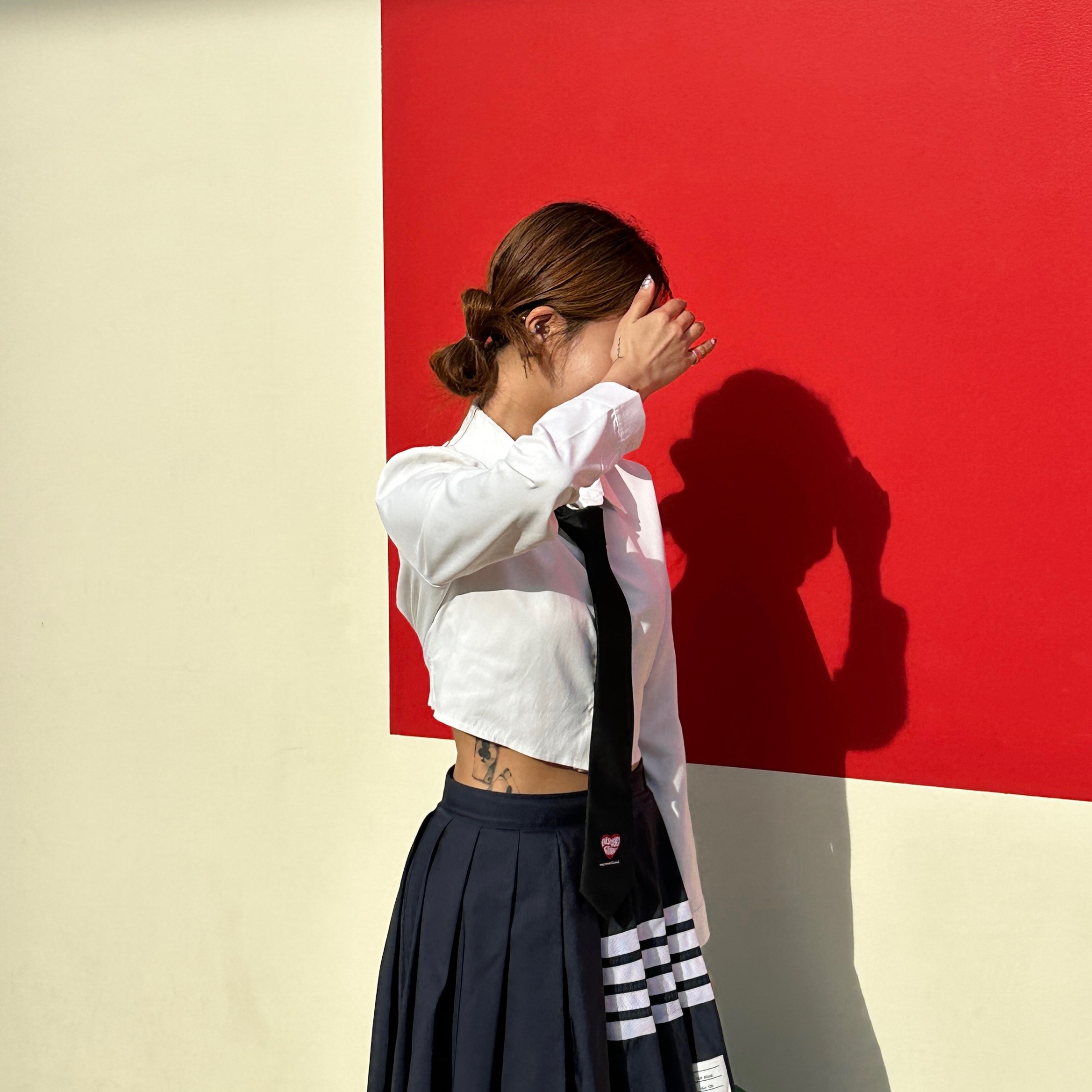 Converse x Feng Chen Wang Chuck 70 2-in-1 Natural Ivory Black, (W) Thom Browne Plain Weave Mini Pleated 4-Bar Skirt Navy 착용 스타일 - 3