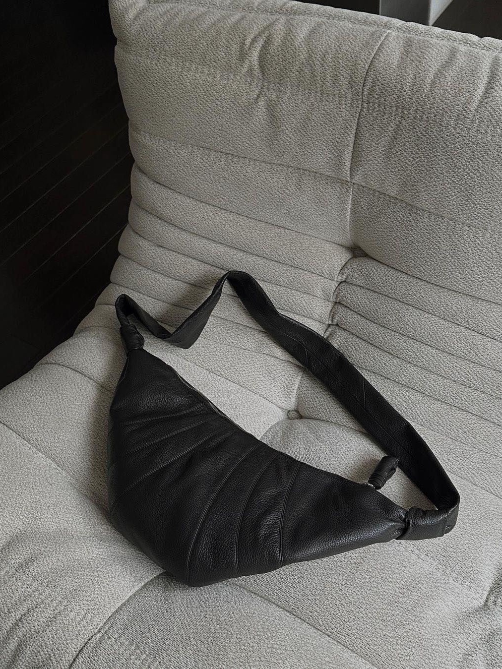 Lemaire Medium Croissant Bag Soft Nappa Leather Dark Chocolate, Lemaire Small Croissant Bag Soft Nappa Leather Black 착용 스타일 - 4