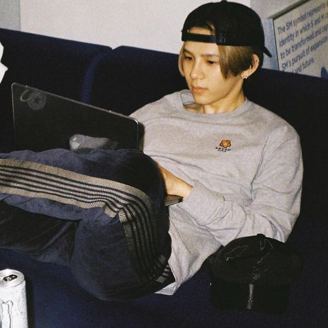 Kenzo Boke Flower Long Sleeve T-Shirt Pearl Grey, Diesel K-Coder-Fully B Ribbed Beanie with D Embroidery Brown 착용 스타일 - 3