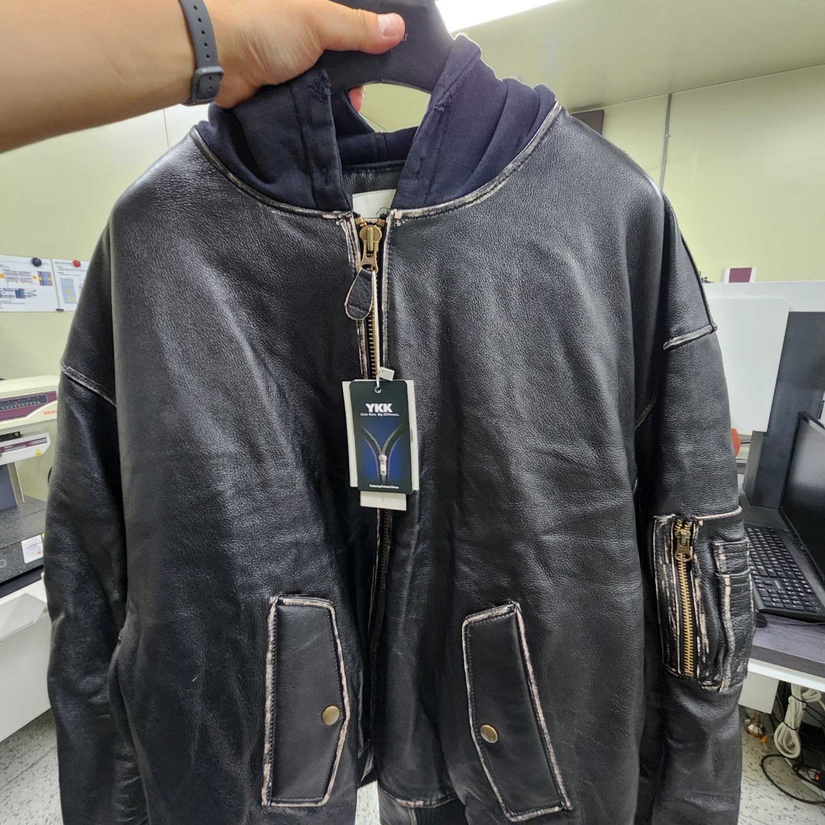 Undermycar Burok Vintage Cowhide Oversized Bomber Antique Bronze - 23FW 착용 스타일