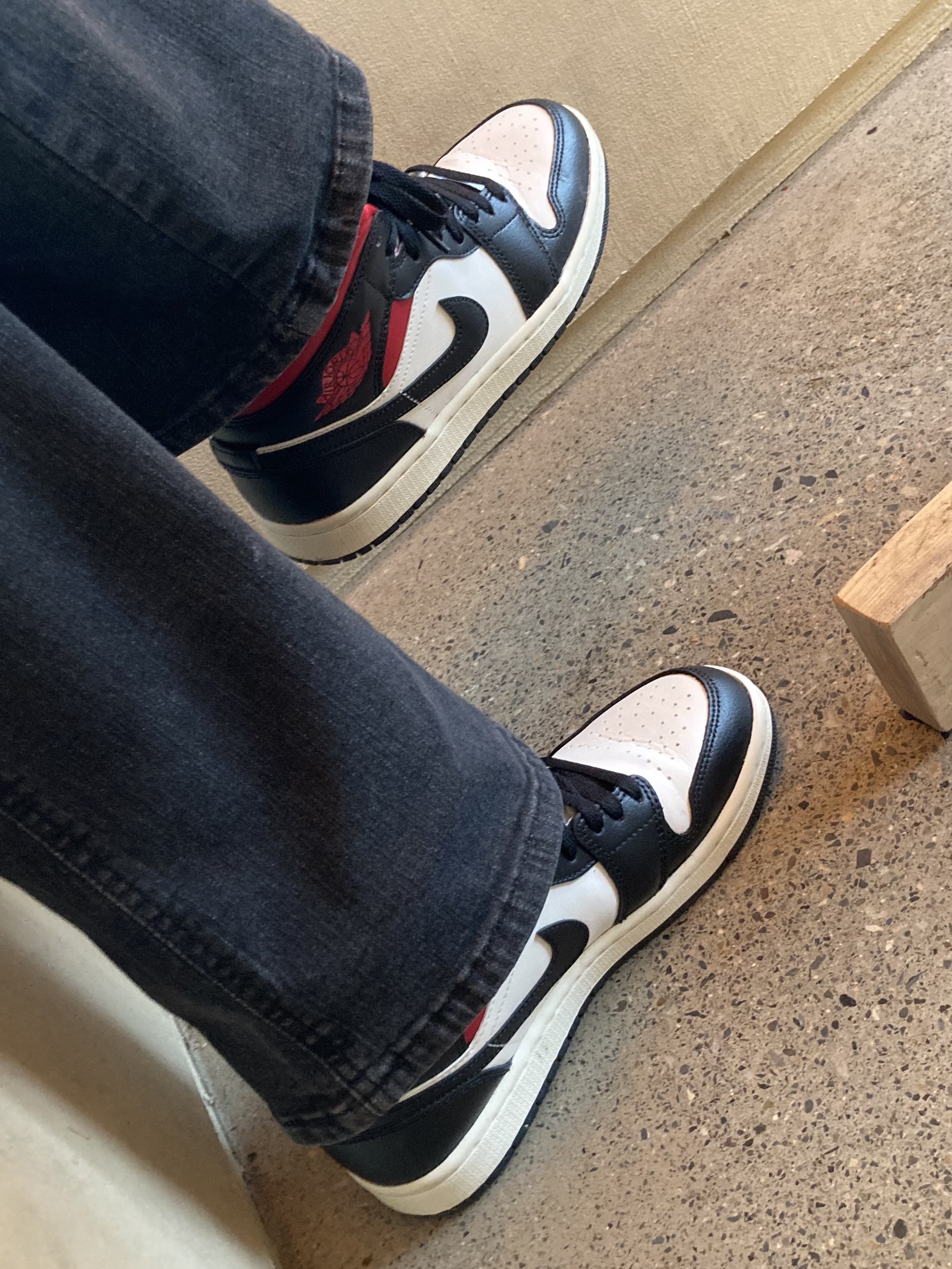 (W) Jordan 1 Mid Black Gym Red 착용 스타일