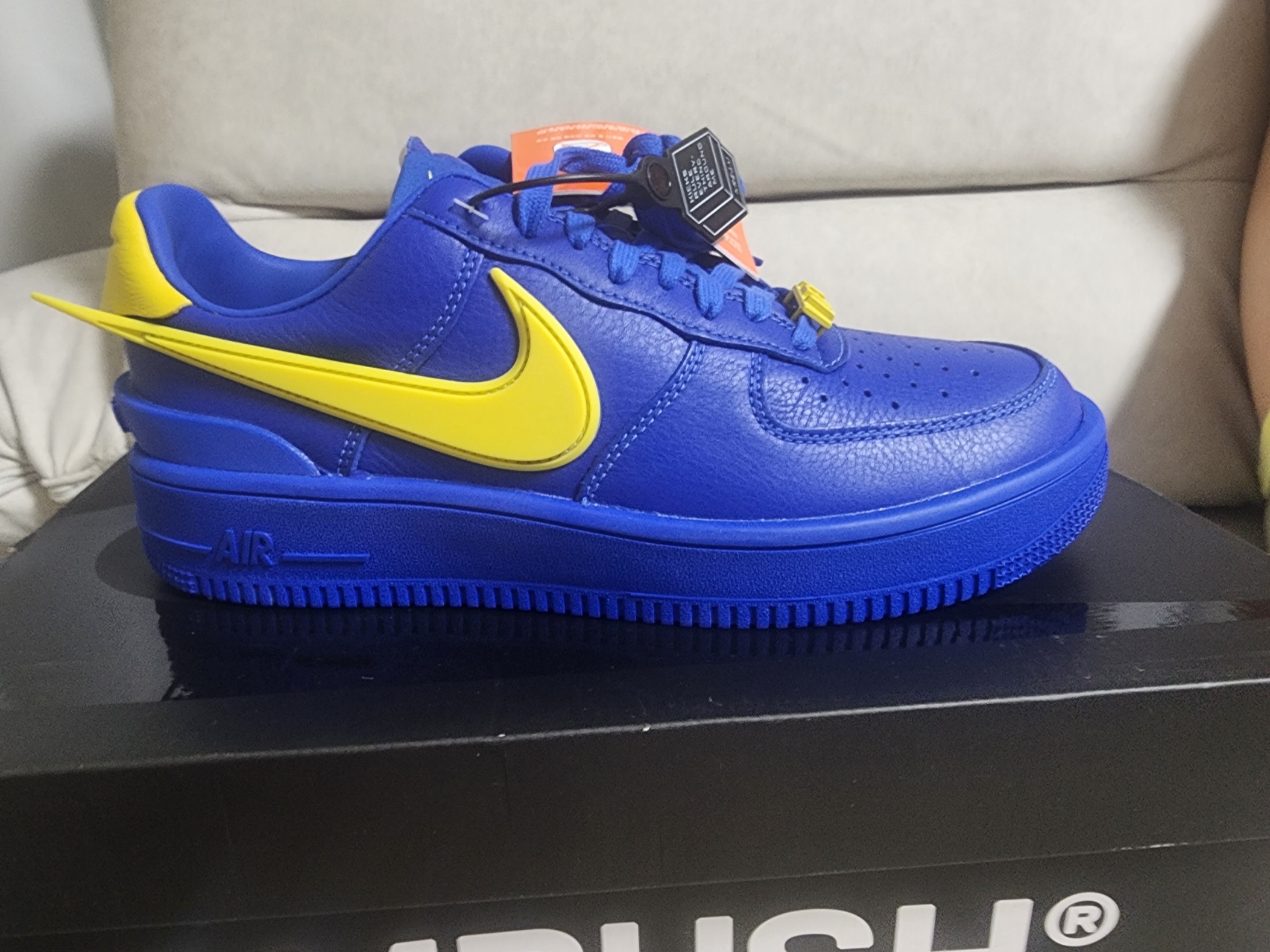 Nike x Ambush Air Force 1 Low SP Game Royal and Vivid Sulfur 착용 스타일 - 2