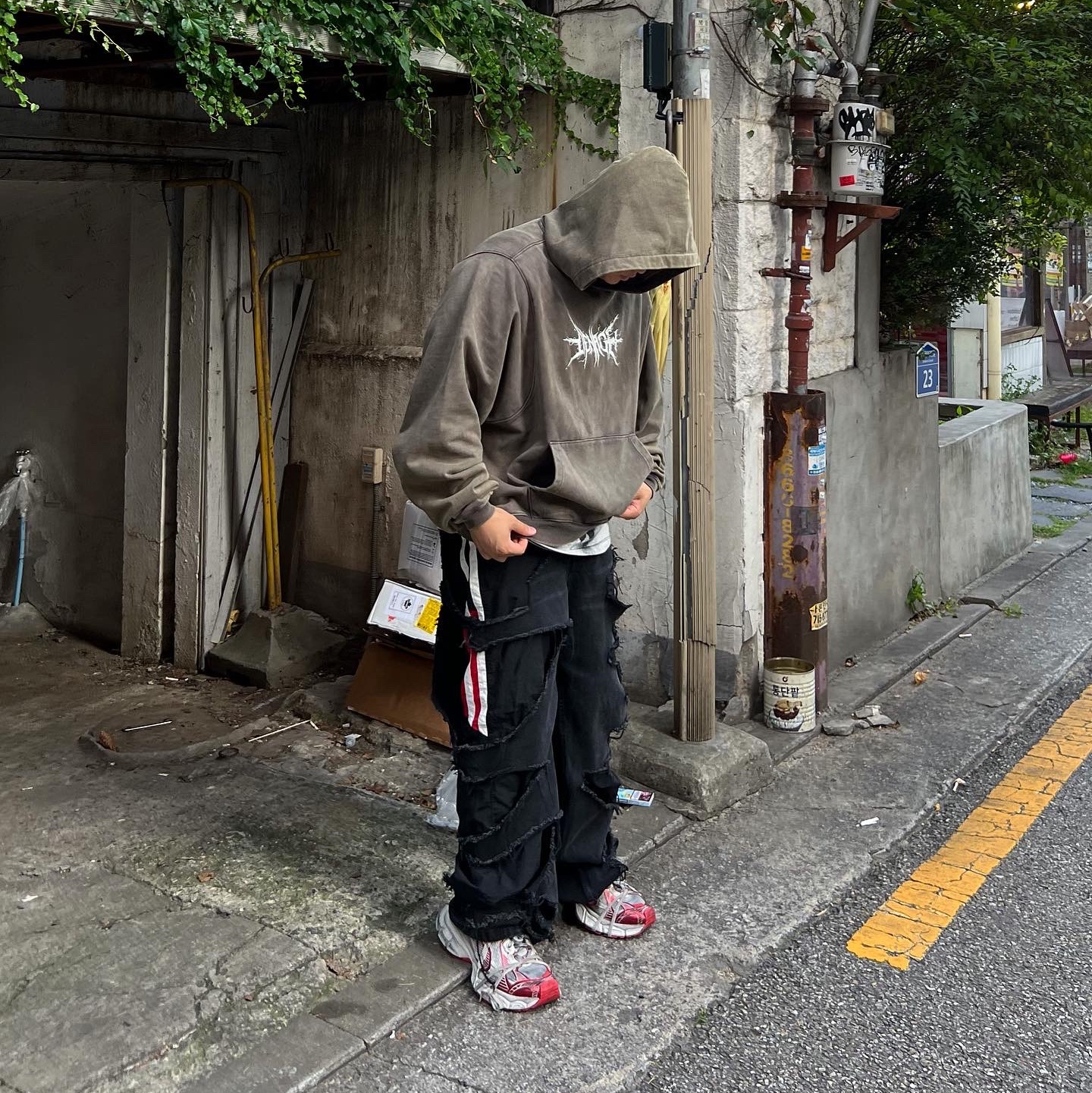 Balenciaga 3XL Sneakers Worn Out White Red 착용 스타일 - 2