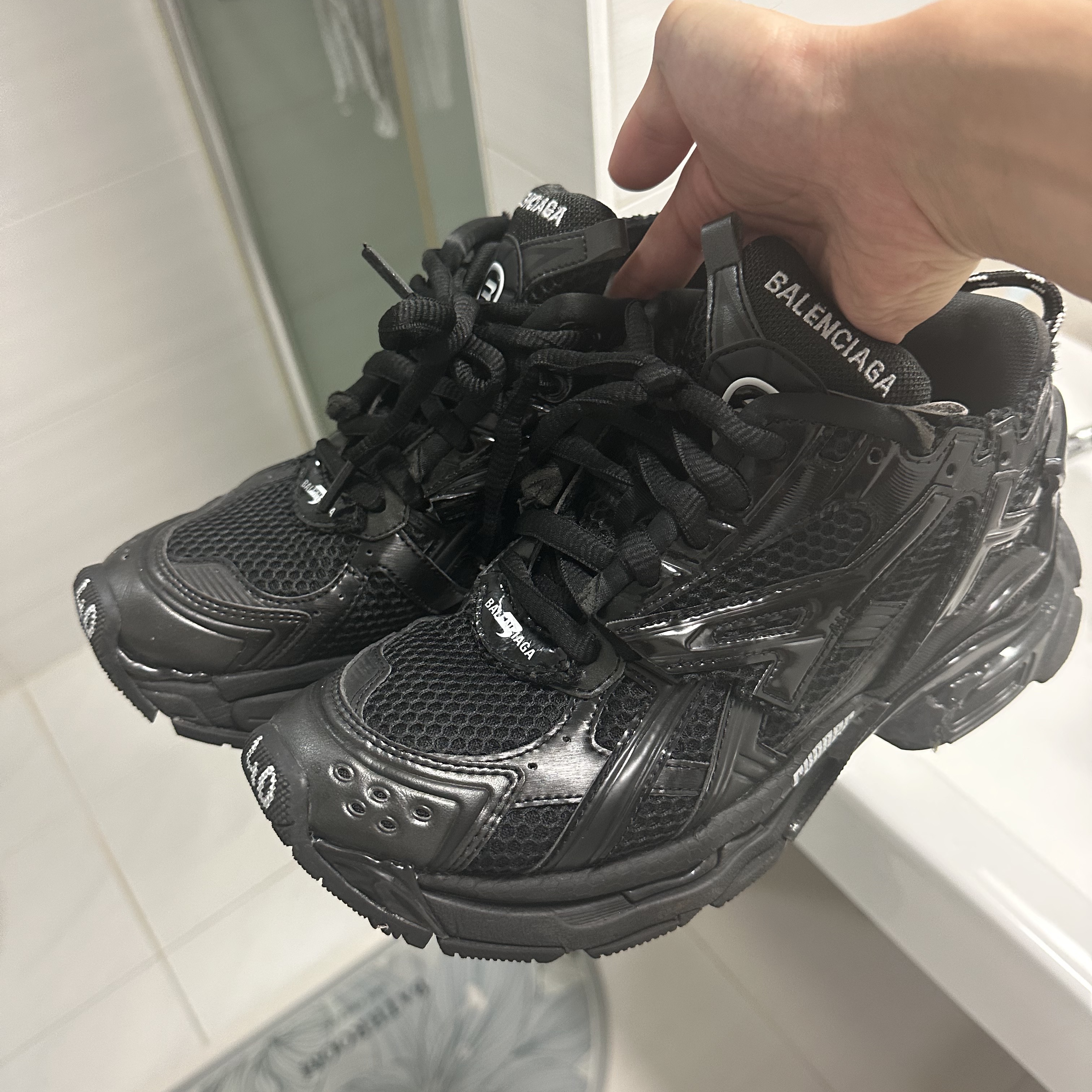 Balenciaga Runner Sneakers Monocolor Black 착용 스타일 - 2