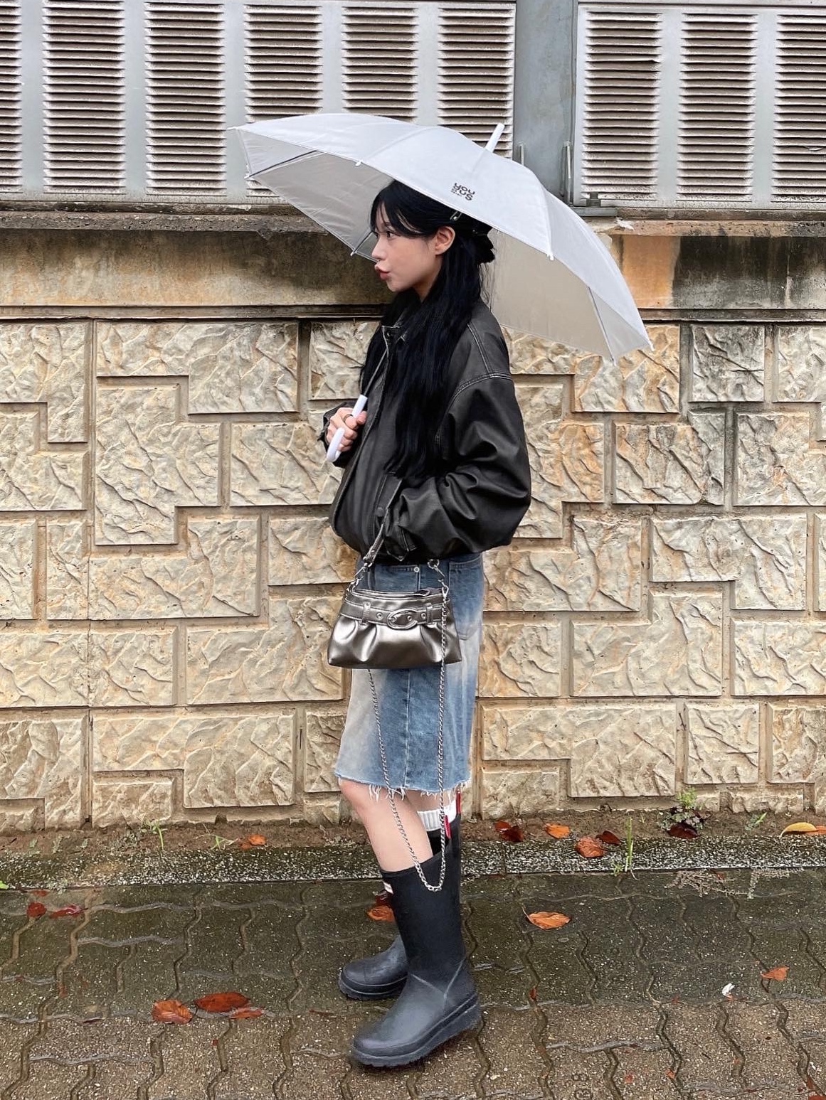 (W) Hunter Play Tall Wellington Rain Boots Black 착용 스타일 - 1