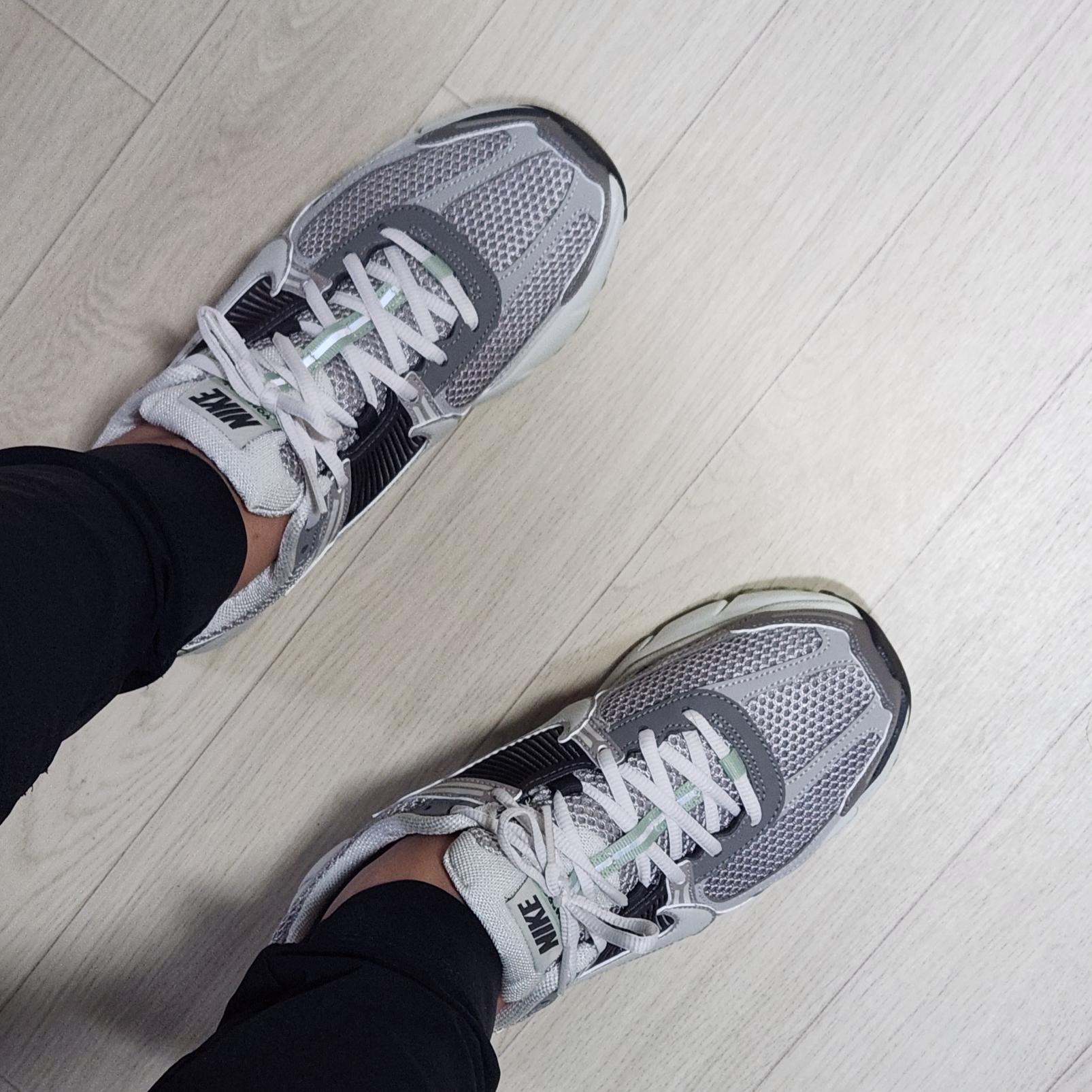 (W) Nike Zoom Vomero 5 Cobblestone and Flat Pewter 착용 스타일 - 1