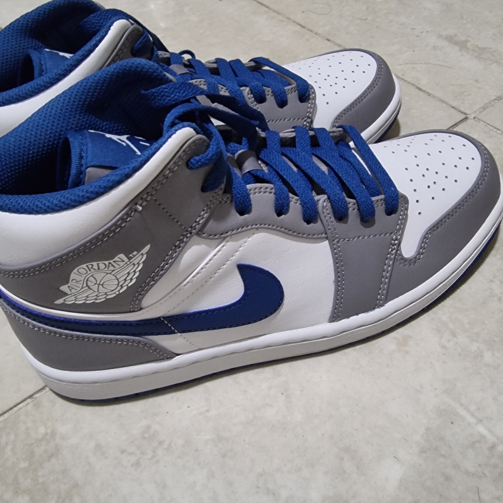 Jordan 1 Mid Cement Grey True Blue 착용 스타일