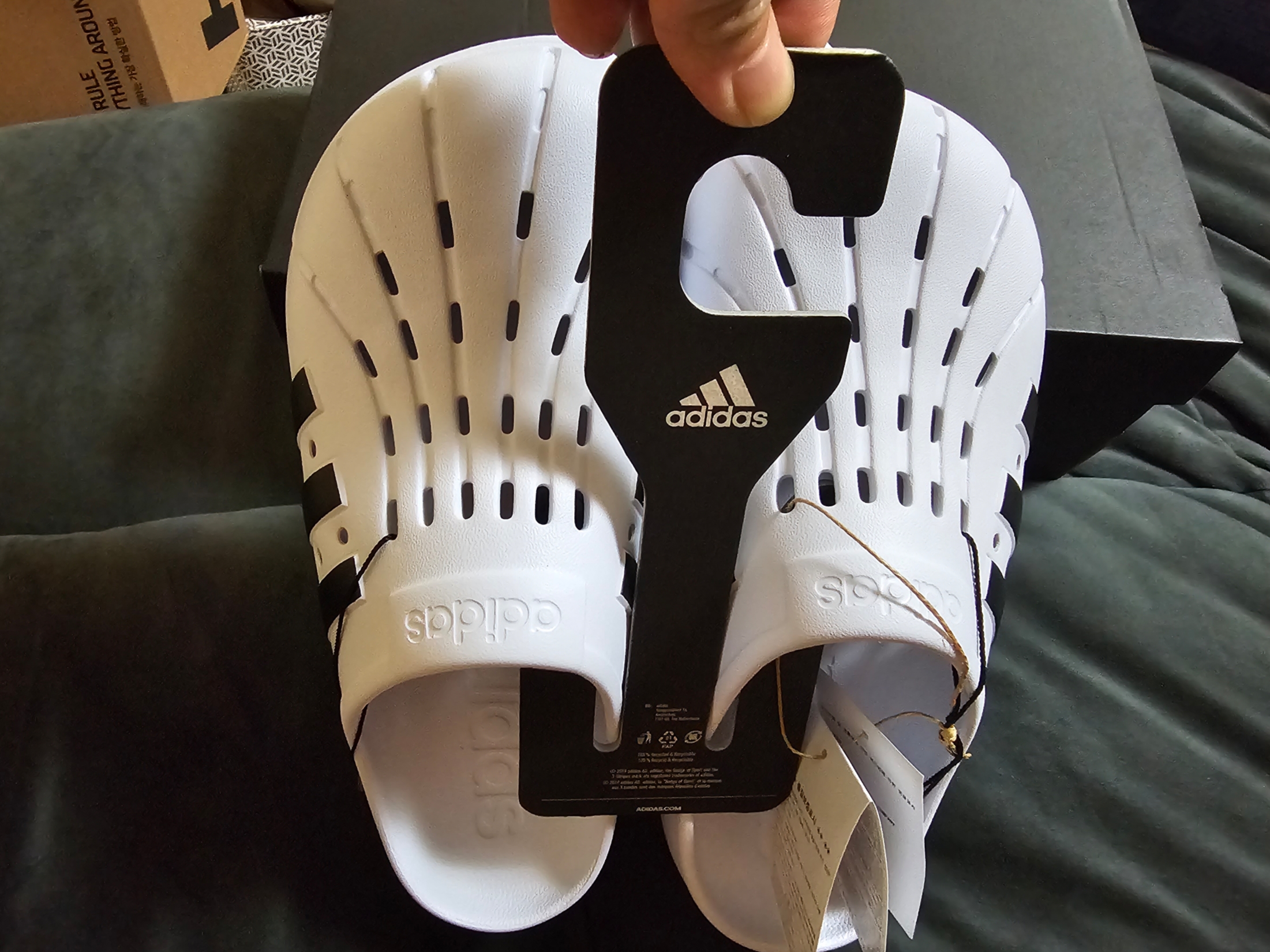Adidas Adilette Clog White Black 착용 스타일 - 3