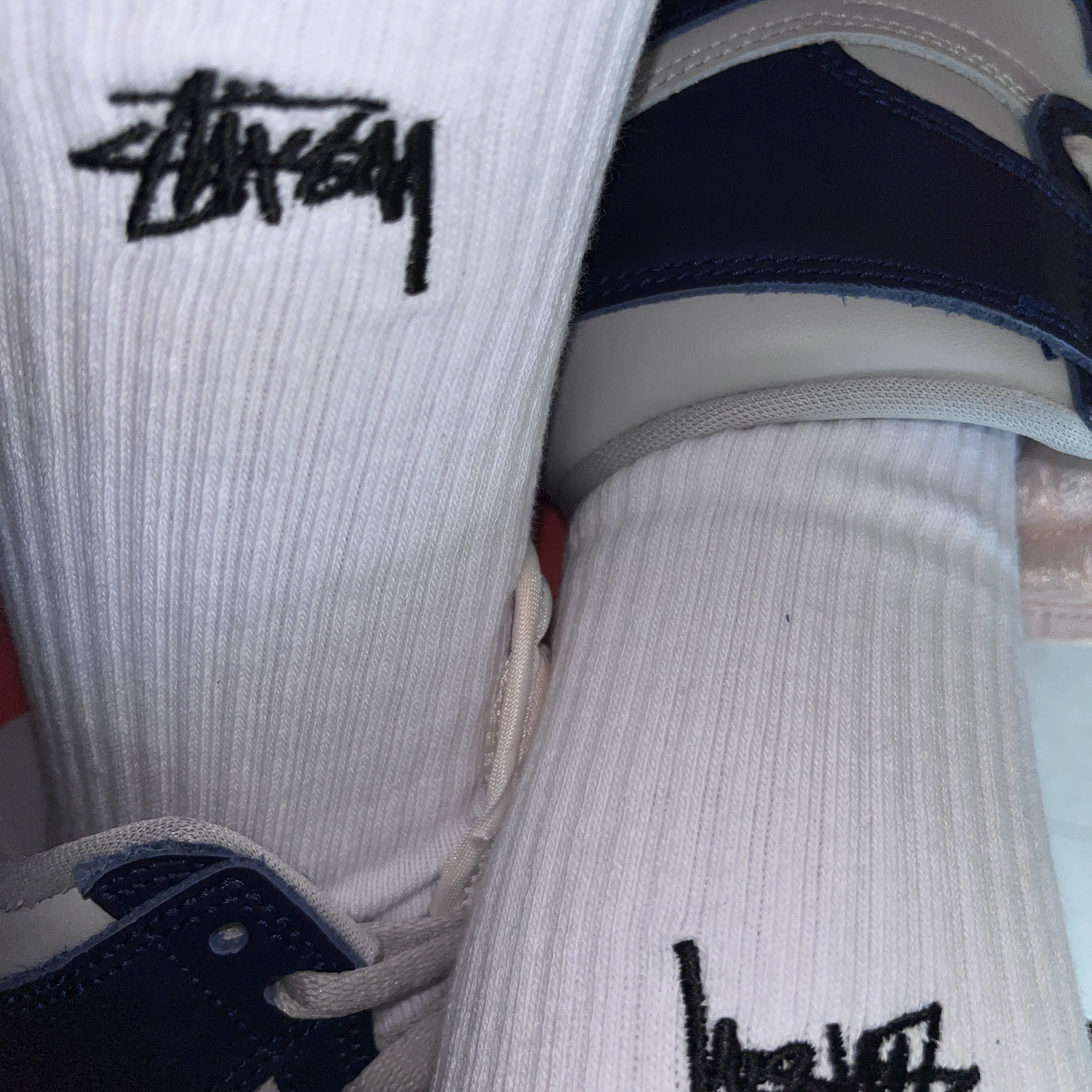 Stussy Small Stock Crew Socks White (3 Pack), Jordan 1 High 85 College Navy 착용 스타일