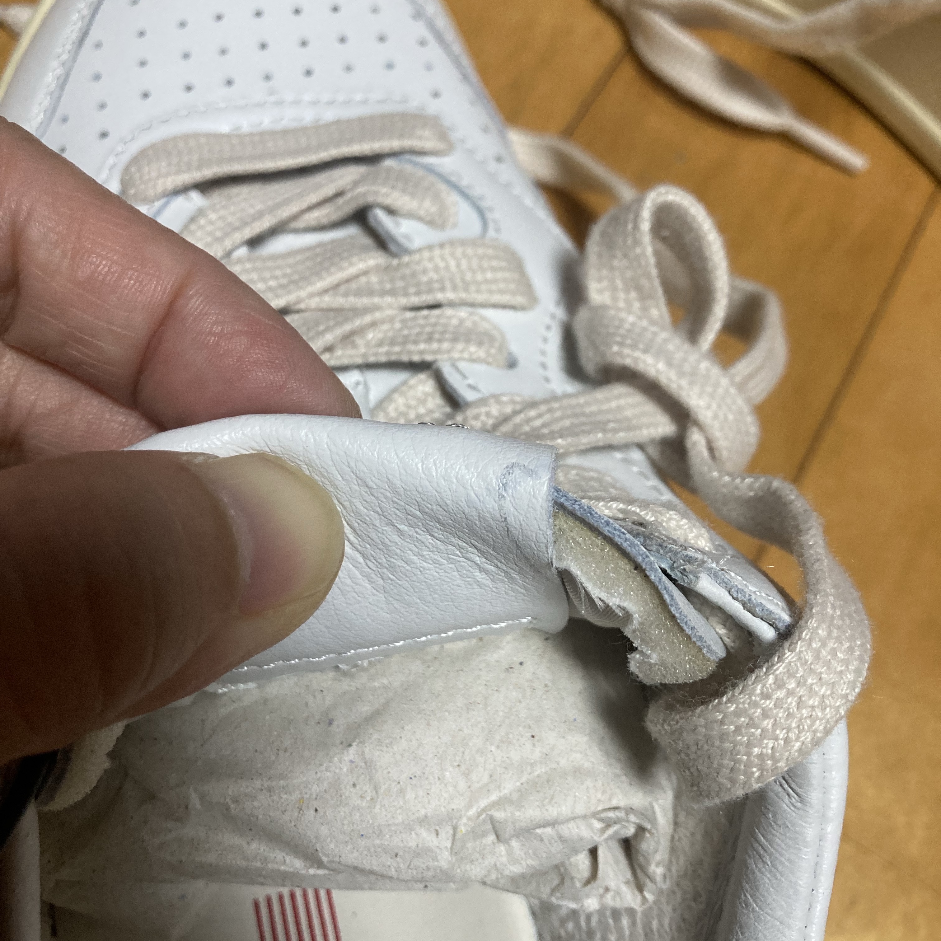 (W) Autry Medalist Low Leather Sneakers White Black 착용 스타일 - 1