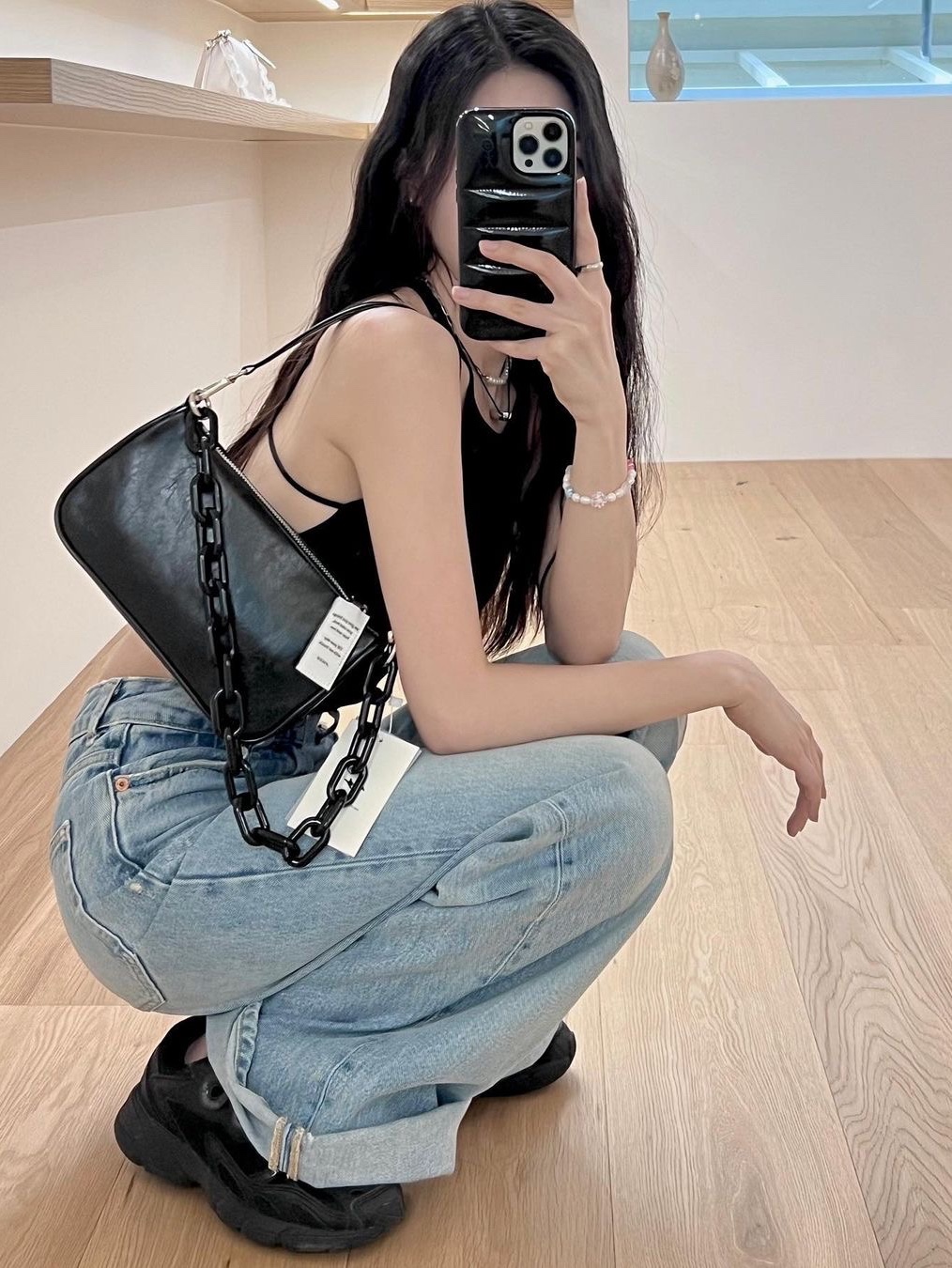 Nieeh Women Envelope Bag Dark Black 착용 스타일