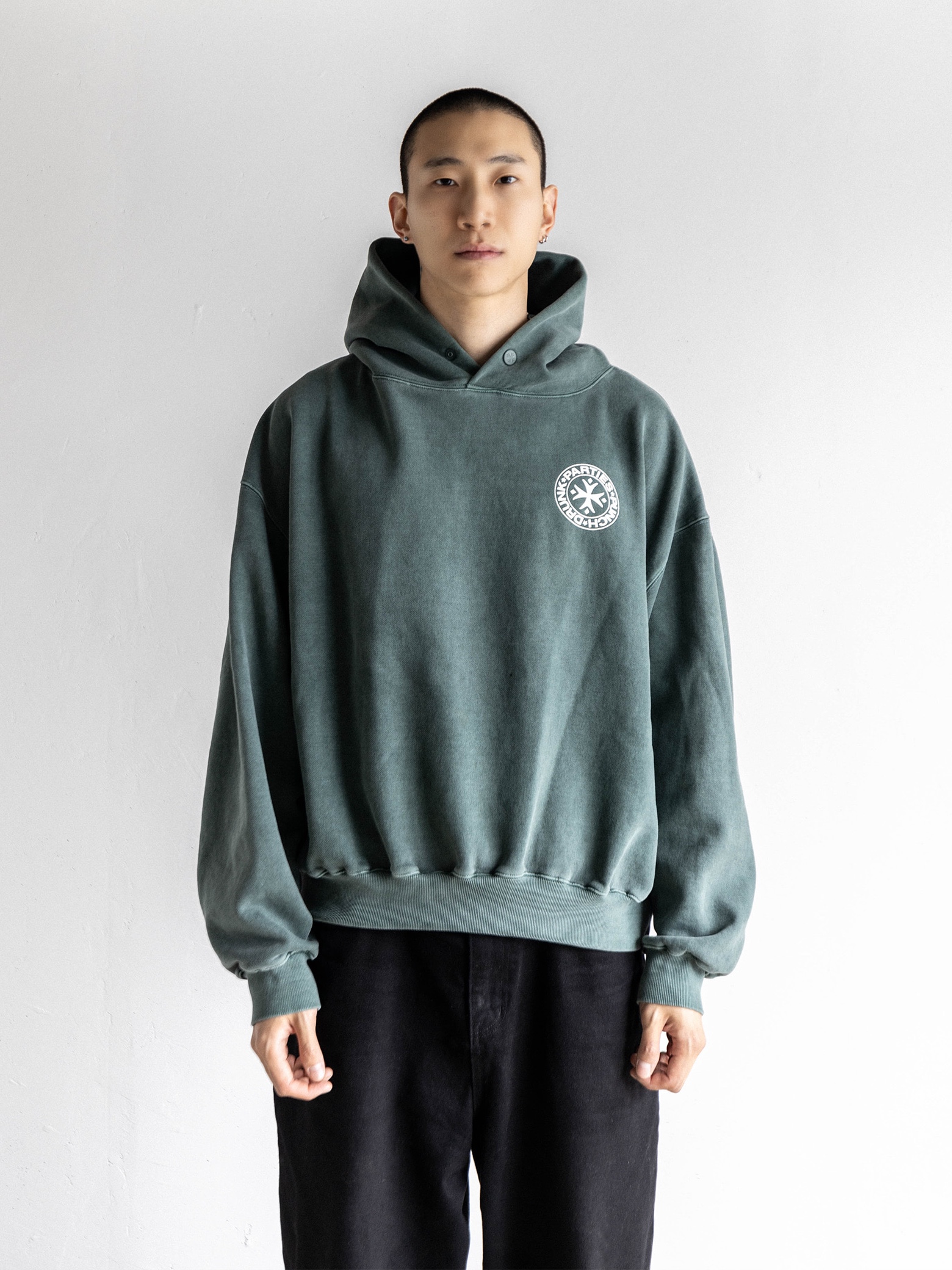 Punch Drunk Parties Circle Logo Garment Dyed Hoodie Green 착용 스타일