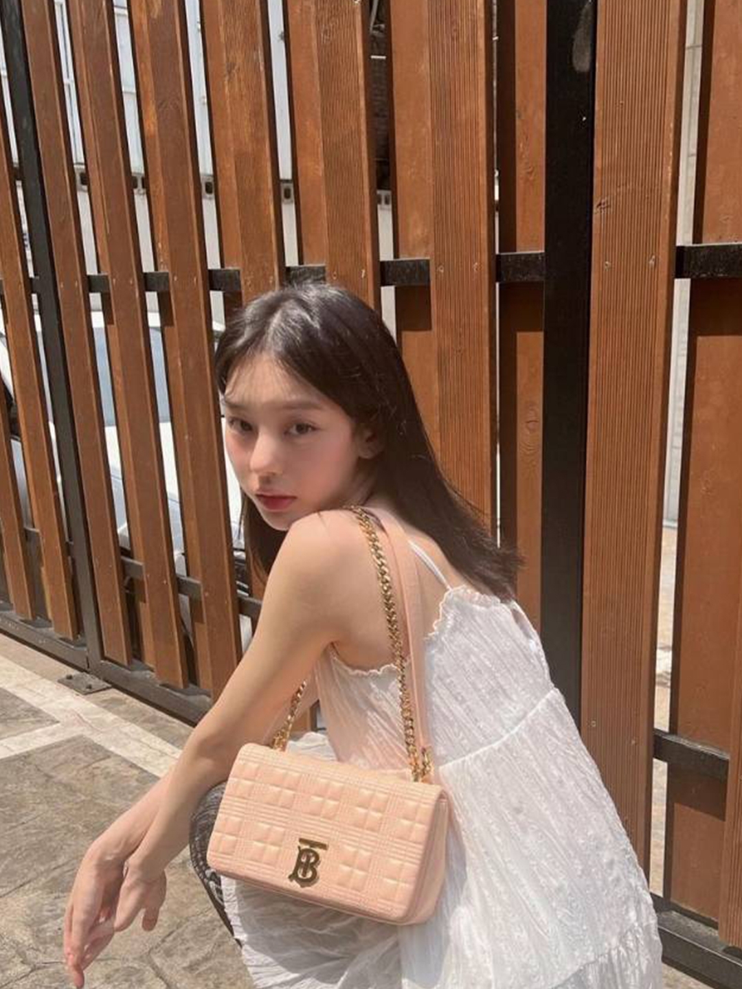 Burberry Quilted Leather Small Lola Bag Peach Pink, Gucci Bamboo 1947 Mini Top Handle Bag Nice Pink 착용 스타일 - 2