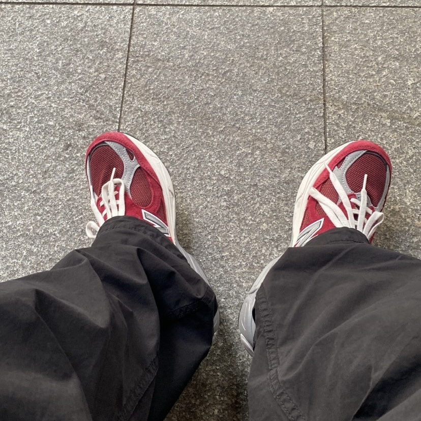 New Balance 990v3 Made in USA Scarlet Marblehead 착용 스타일