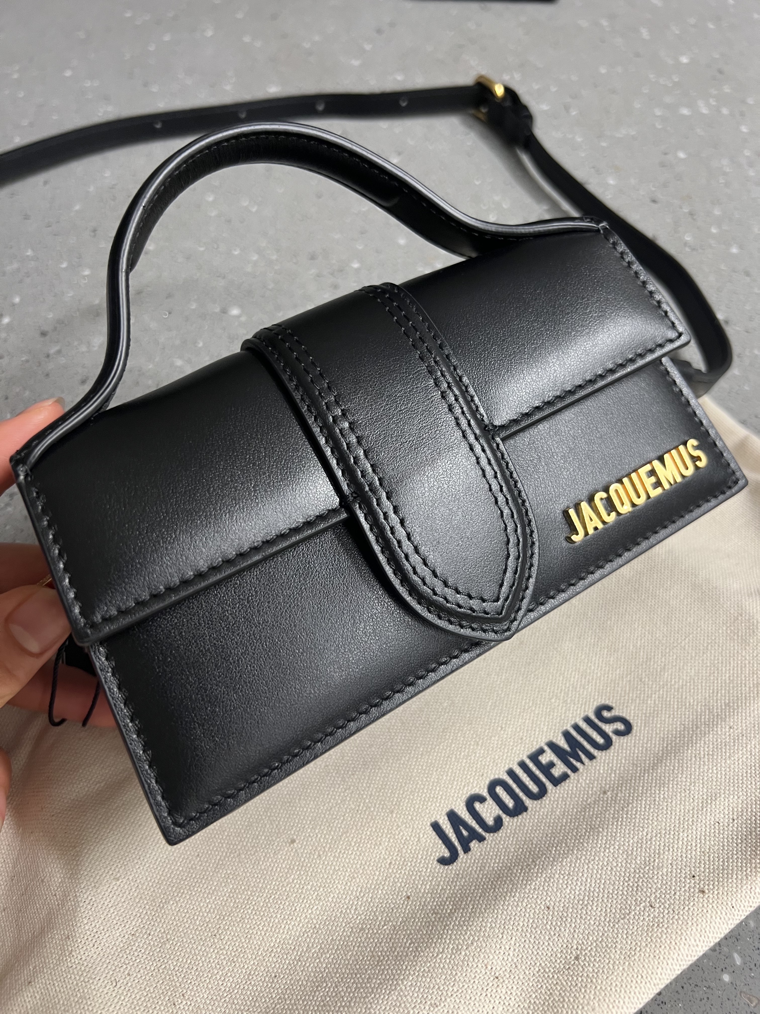 Jacquemus Le Bambino Small Crossbody Strap Bag Black, (W) Adidas Gazelle Indoor Blue Fusion Cloud White 착용 스타일 - 3