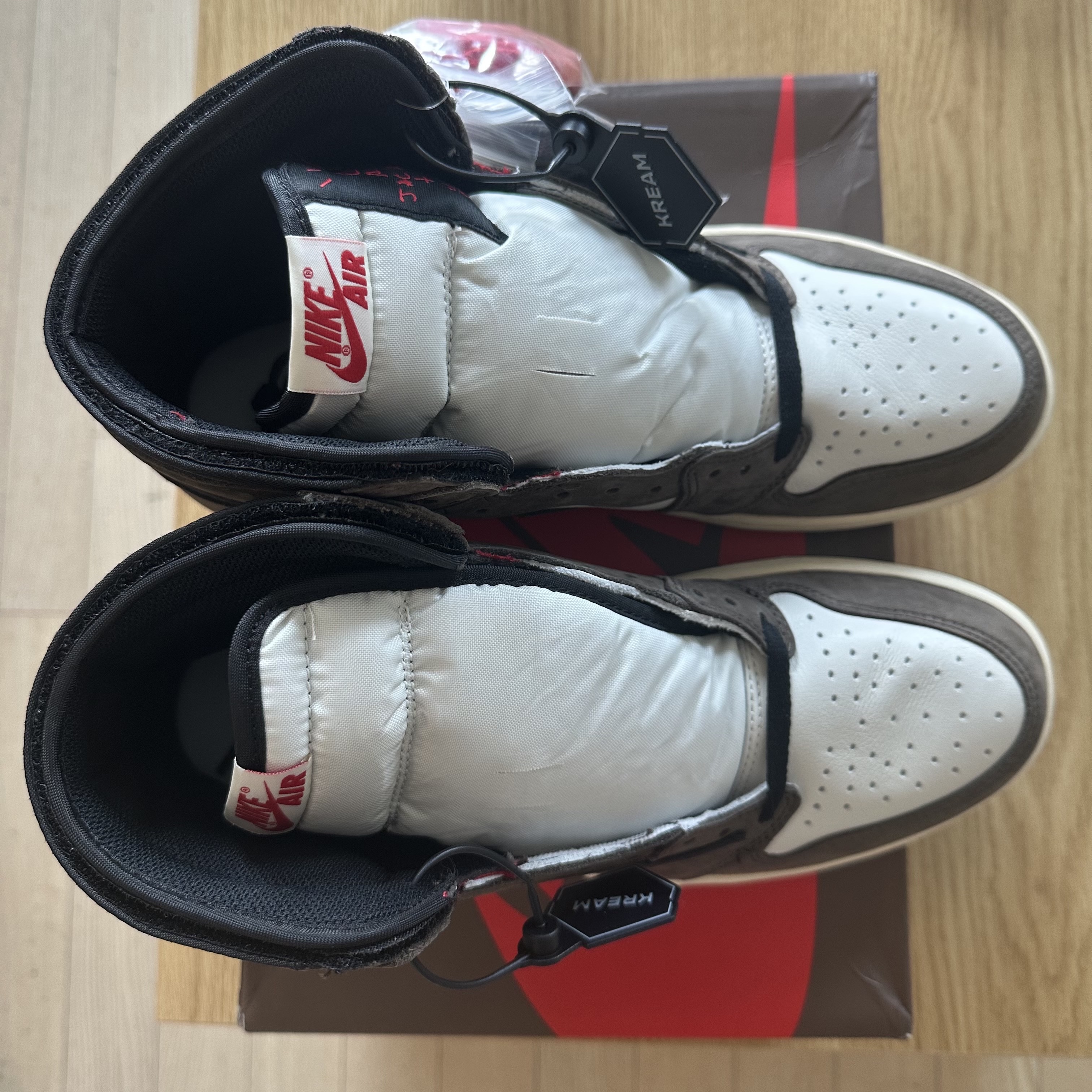 Jordan 1 x Travis Scott Retro High OG SP Mocha 착용 스타일 - 3