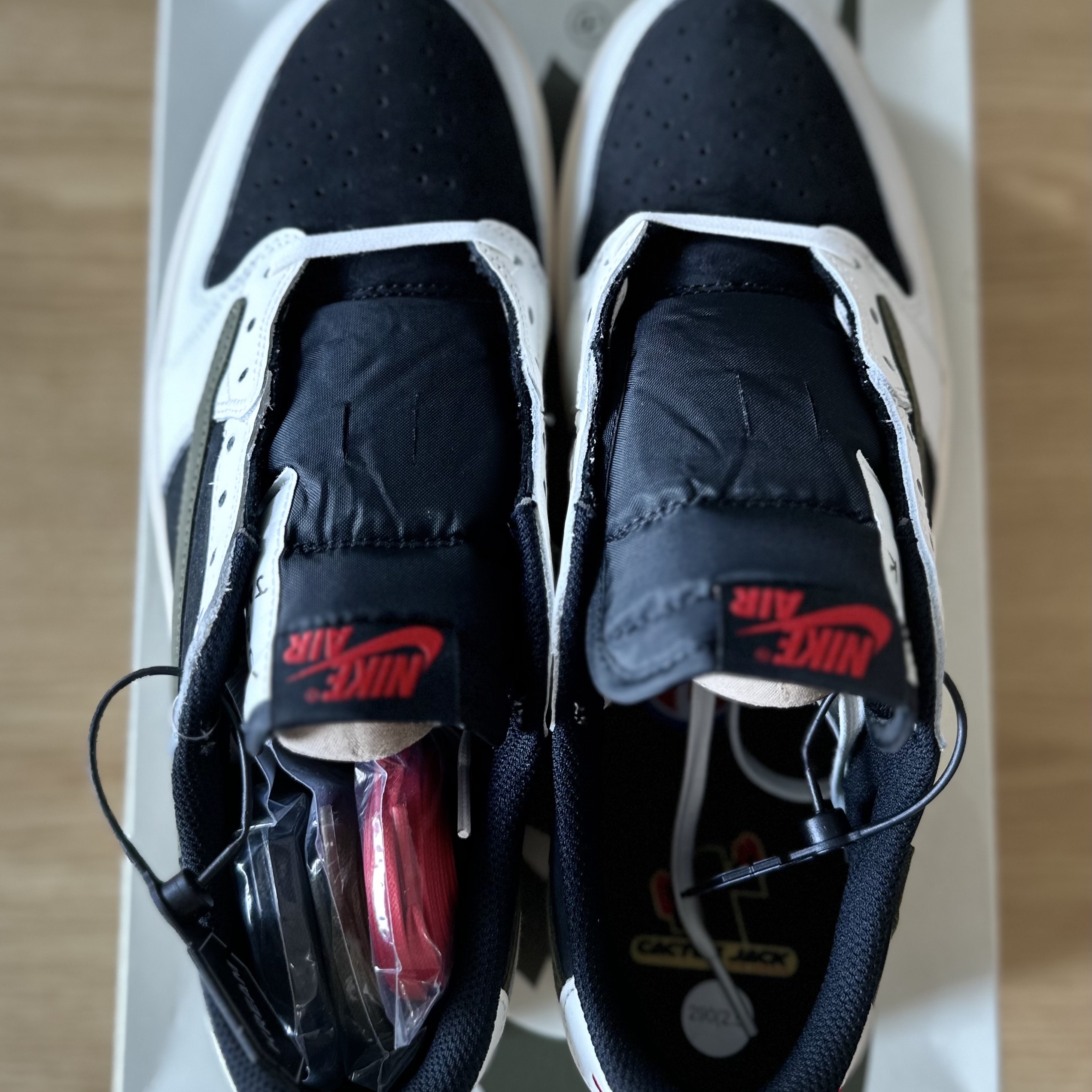 (W) Jordan 1 x Travis Scott Retro Low OG SP Medium Olive 착용 스타일 - 2
