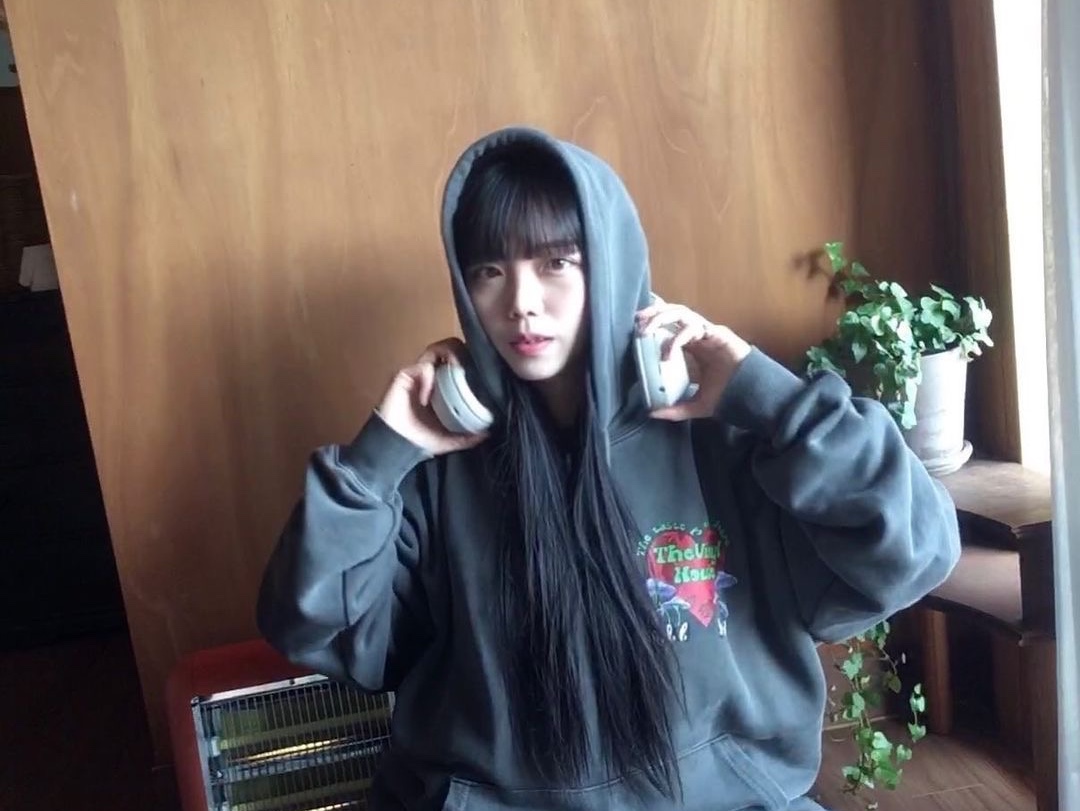 Thevinylhouse Heart Earth Pigment Hoodie Green 착용 스타일