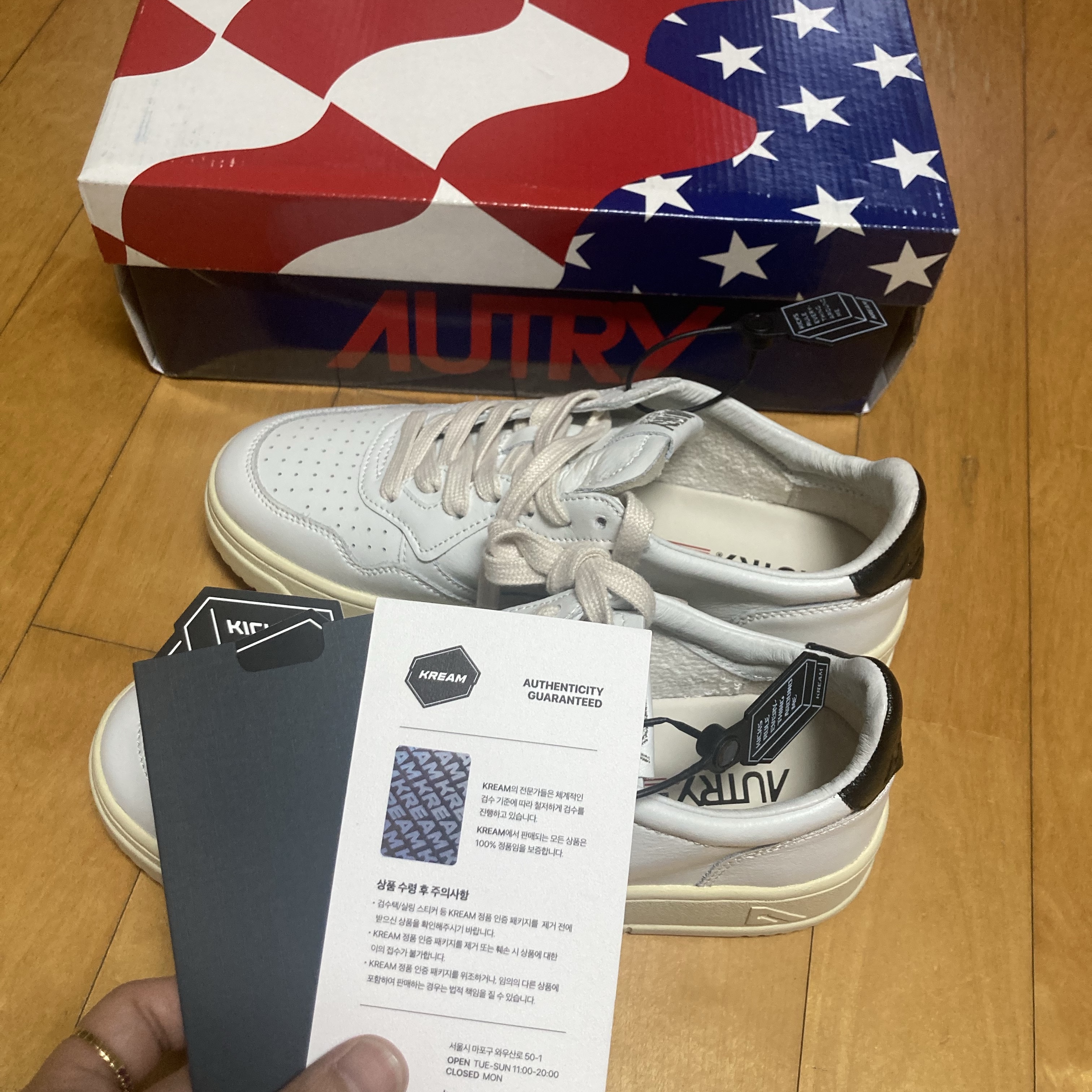 (W) Autry Medalist Low Leather Sneakers White Black 착용 스타일 - 4