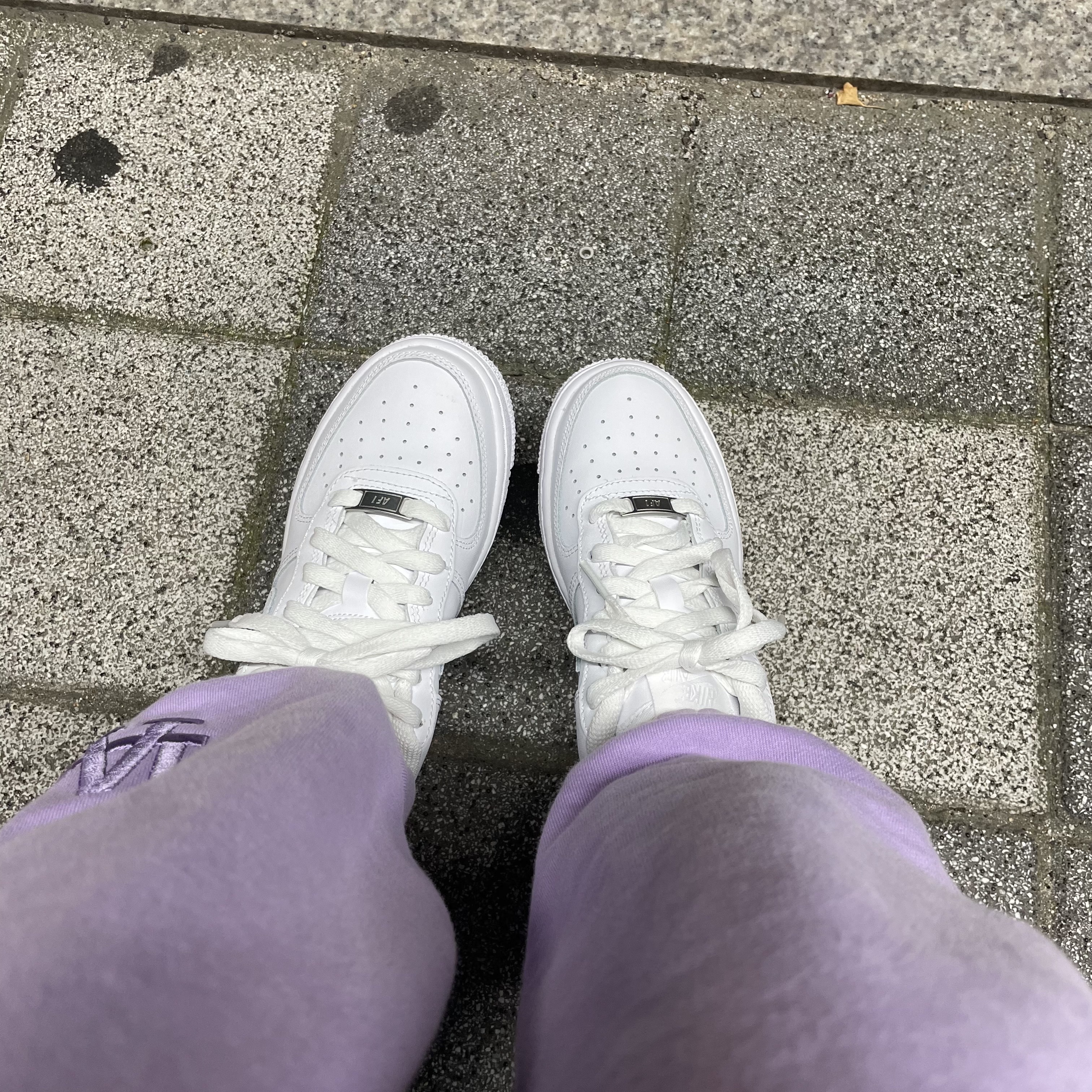 (GS) Nike Air Force 1 LE White 착용 스타일