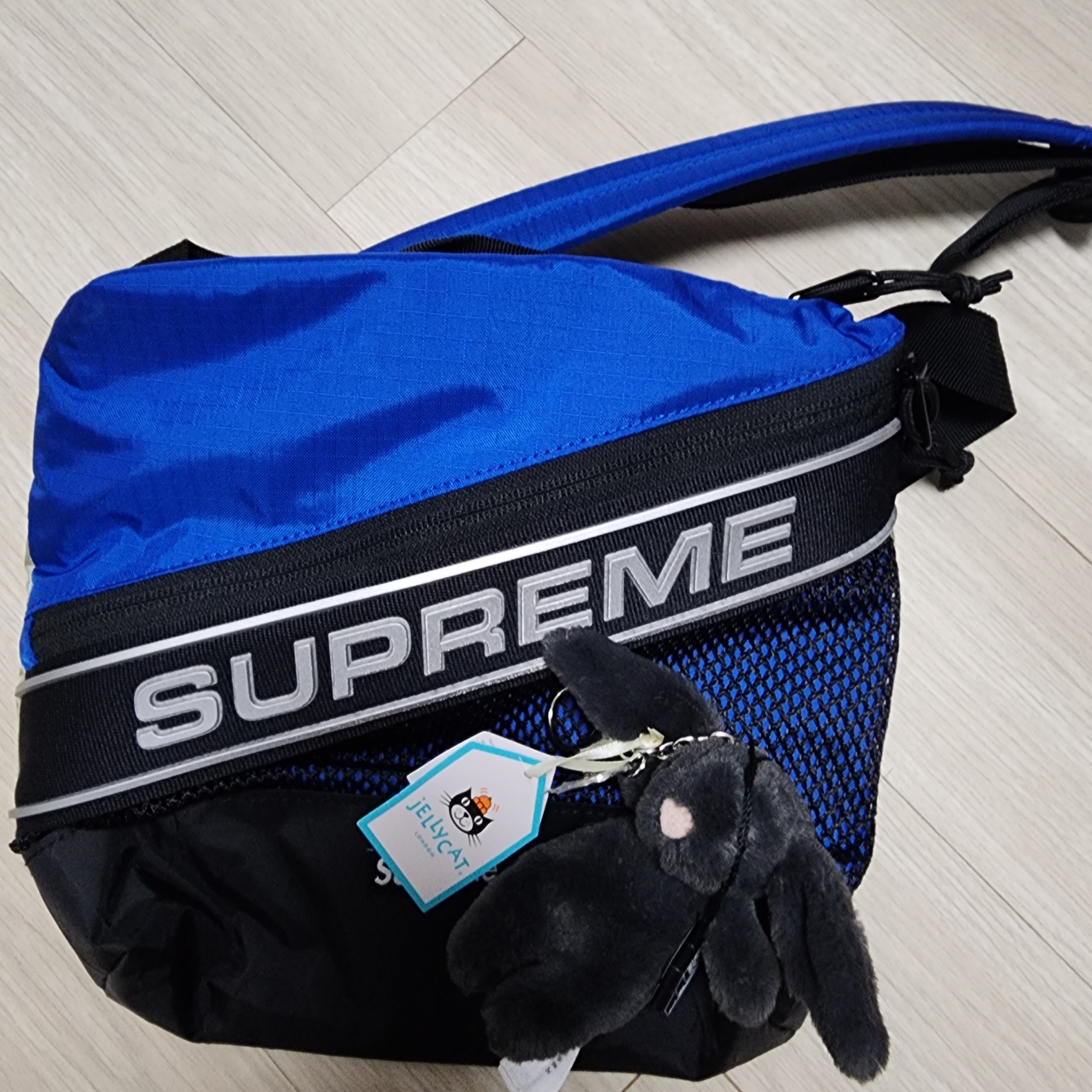 Jellycat Bashful Bunny Bag Charm Ink, Supreme Shoulder Bag Blue - 23FW 착용 스타일