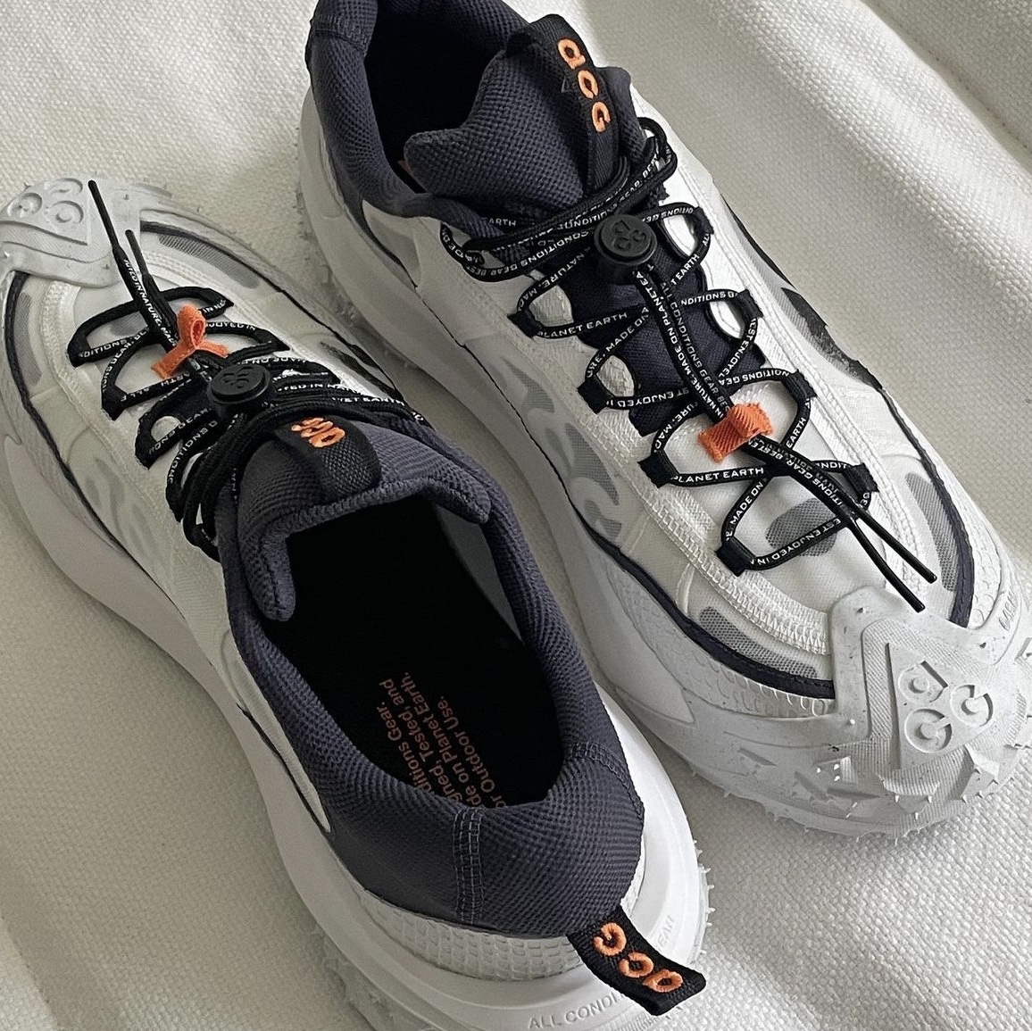Nike ACG Mountain Fly 2 Low Summit White and Bright Mandarin, Balenciaga Arena Lambskin Aged Silver Hardware Le Cagole XS Flap Bag Black 착용 스타일 - 4