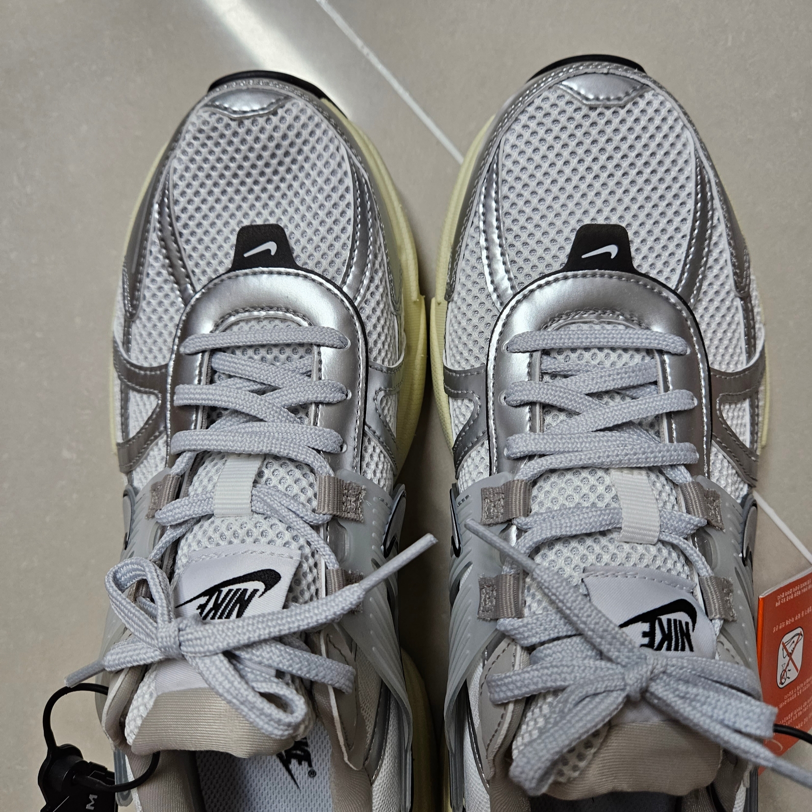 Nike V2K Run Summit White Metallic Silver 착용 스타일