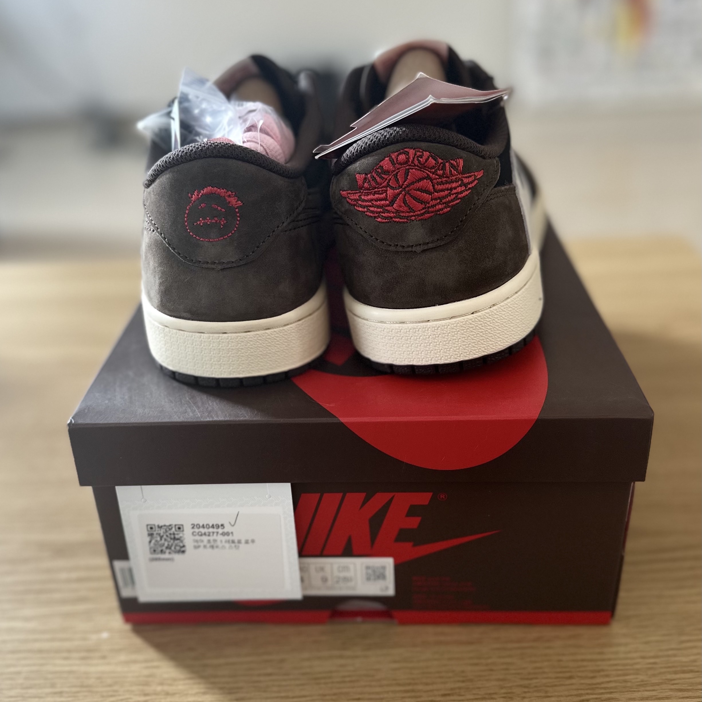 Jordan 1 x Travis Scott Retro Low OG SP Mocha 착용 스타일 - 3