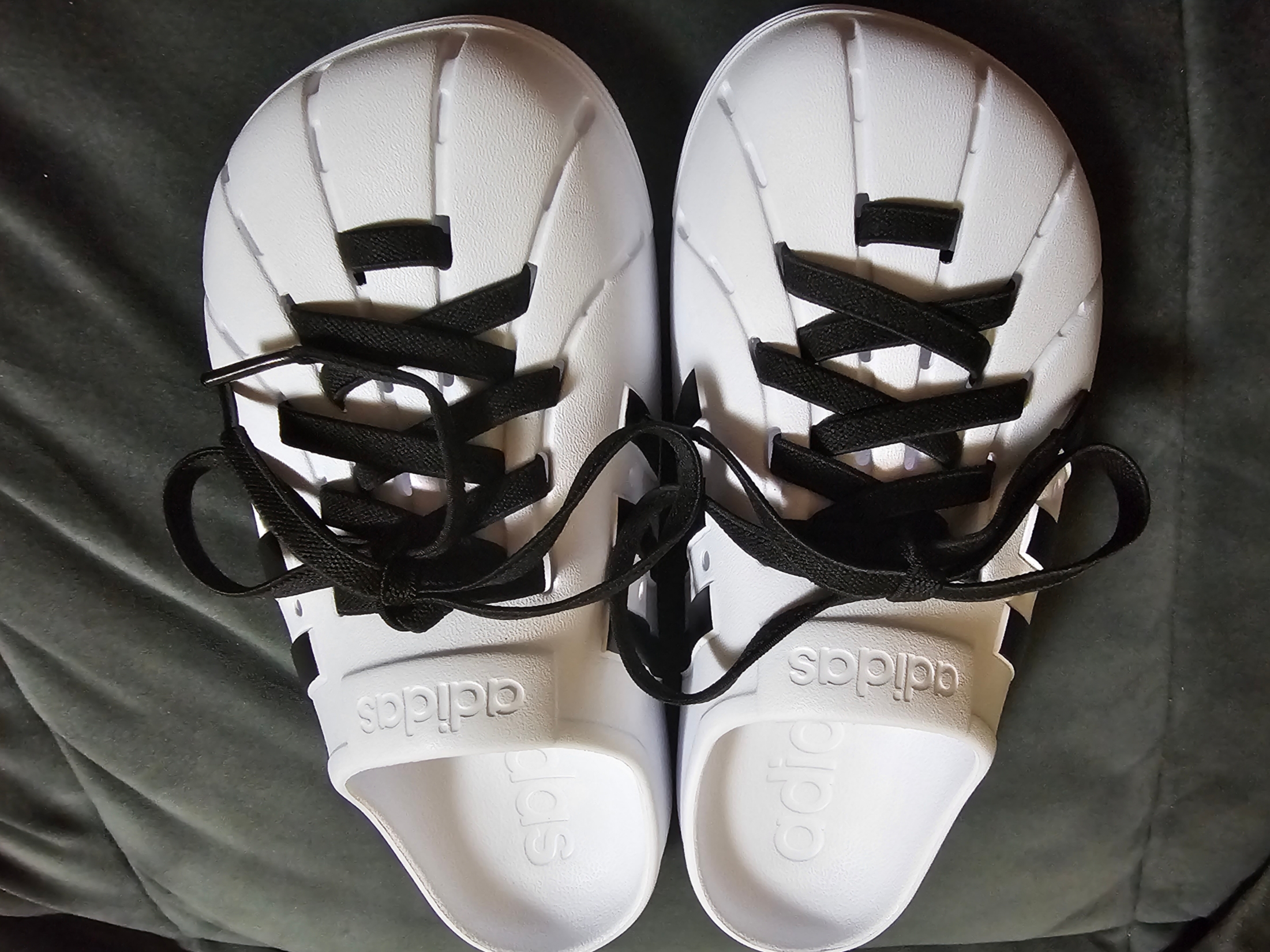 Adidas Adilette Clog White Black 착용 스타일 - 4