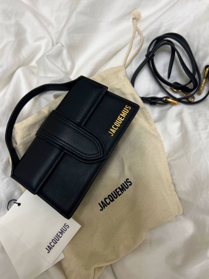 Jacquemus Le Bambino Small Crossbody Strap Bag Black, (W) Adidas Gazelle Indoor Blue Fusion Cloud White 착용 스타일 - 2