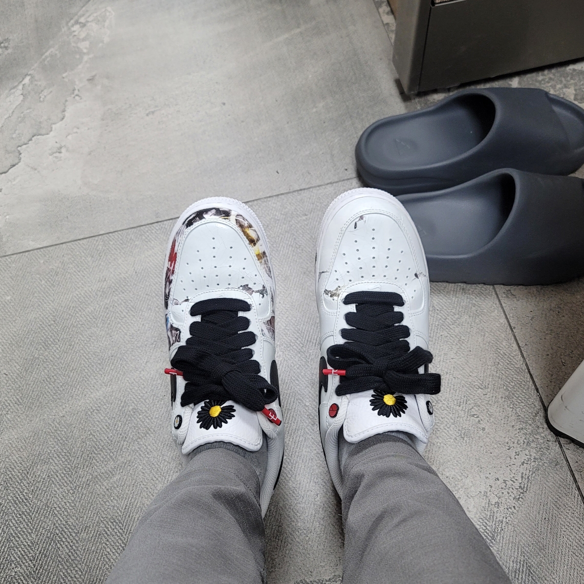 Nike x Peaceminusone Air Force 1 Low Para-Noise 2.0, Adidas Yeezy Slide Slate Grey 착용 스타일