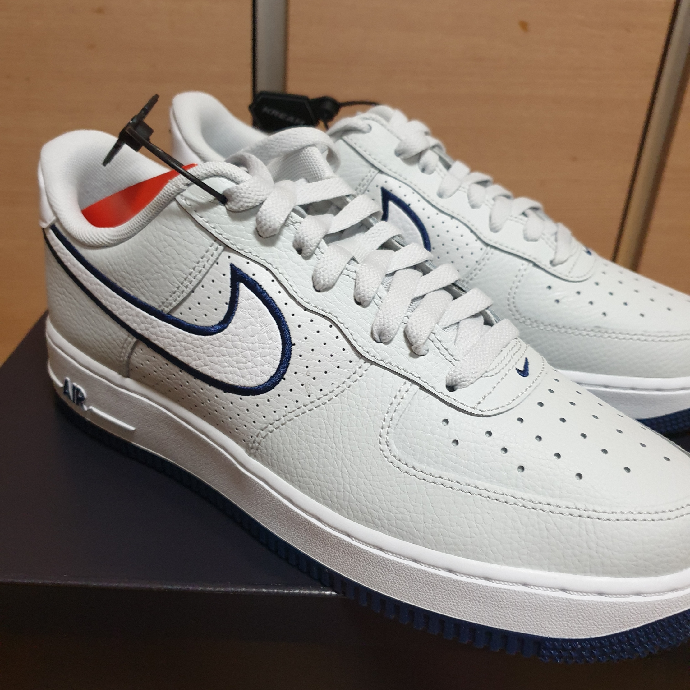 Nike Air Force 1 '07 Photon Dust White 착용 스타일 - 2