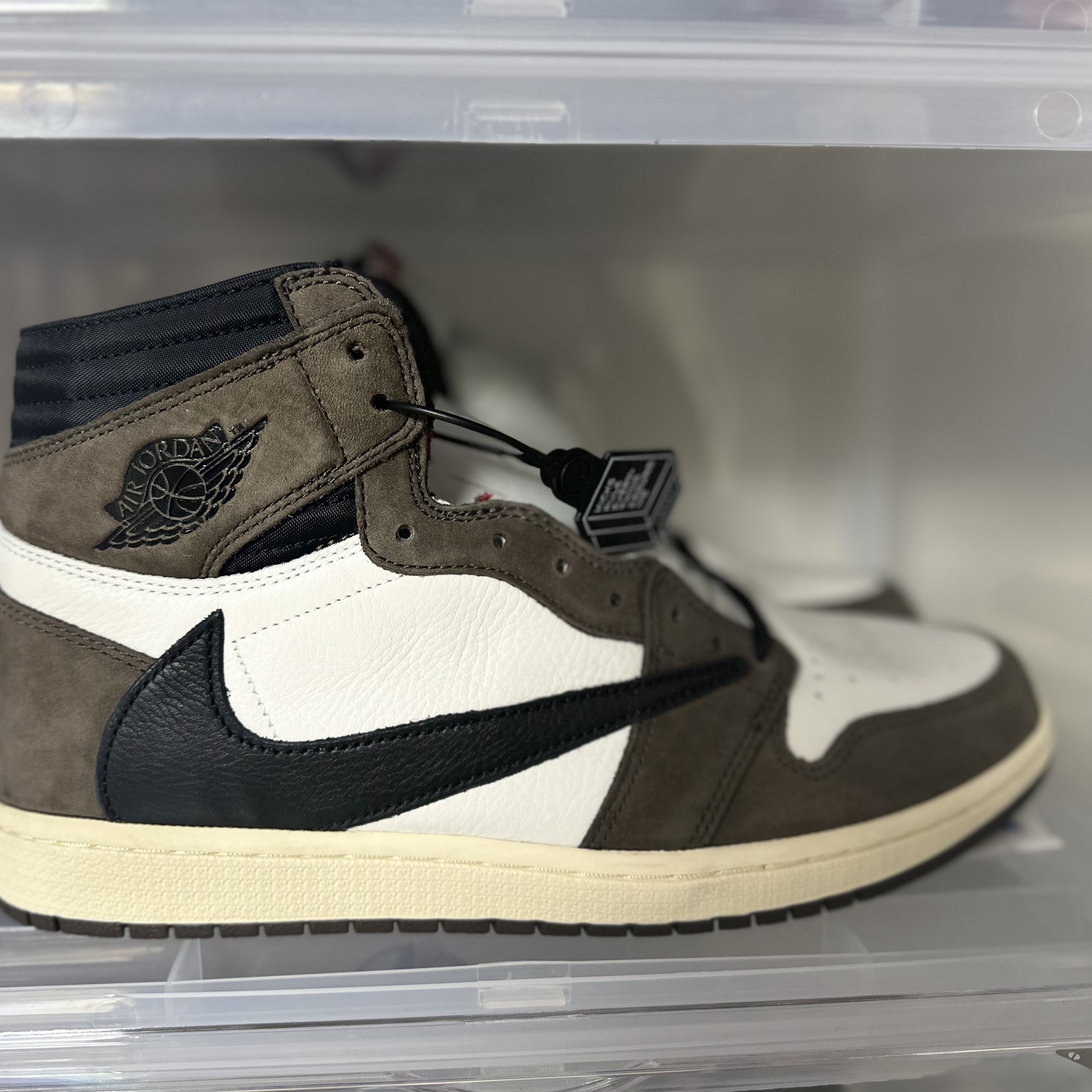 Jordan 1 x Travis Scott Retro High OG SP Mocha 착용 스타일 - 1