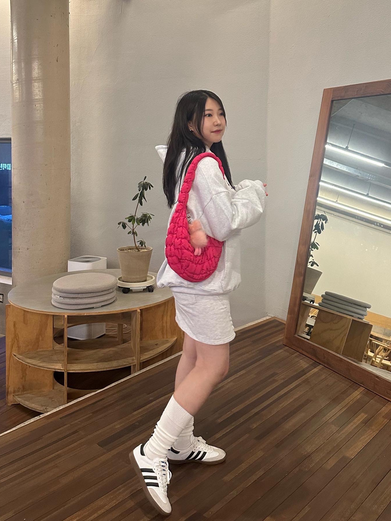 Adidas Samba Vegan White Black, Cosymosy Mini Bird Keyring Rose Pink 착용 스타일 - 4