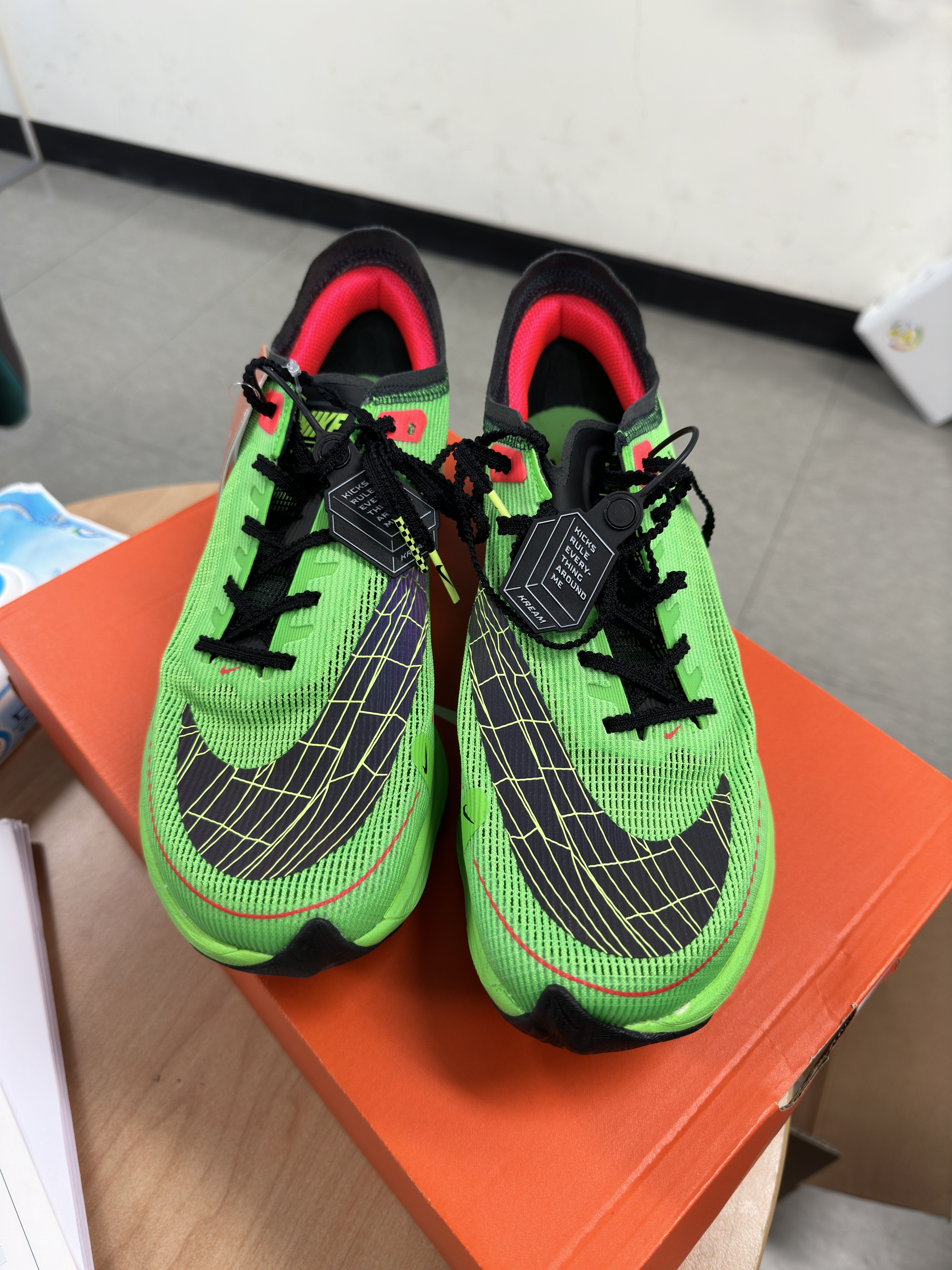 Nike ZoomX Vaporfly Next% 2 Scream Green Bright Crimson 착용 스타일