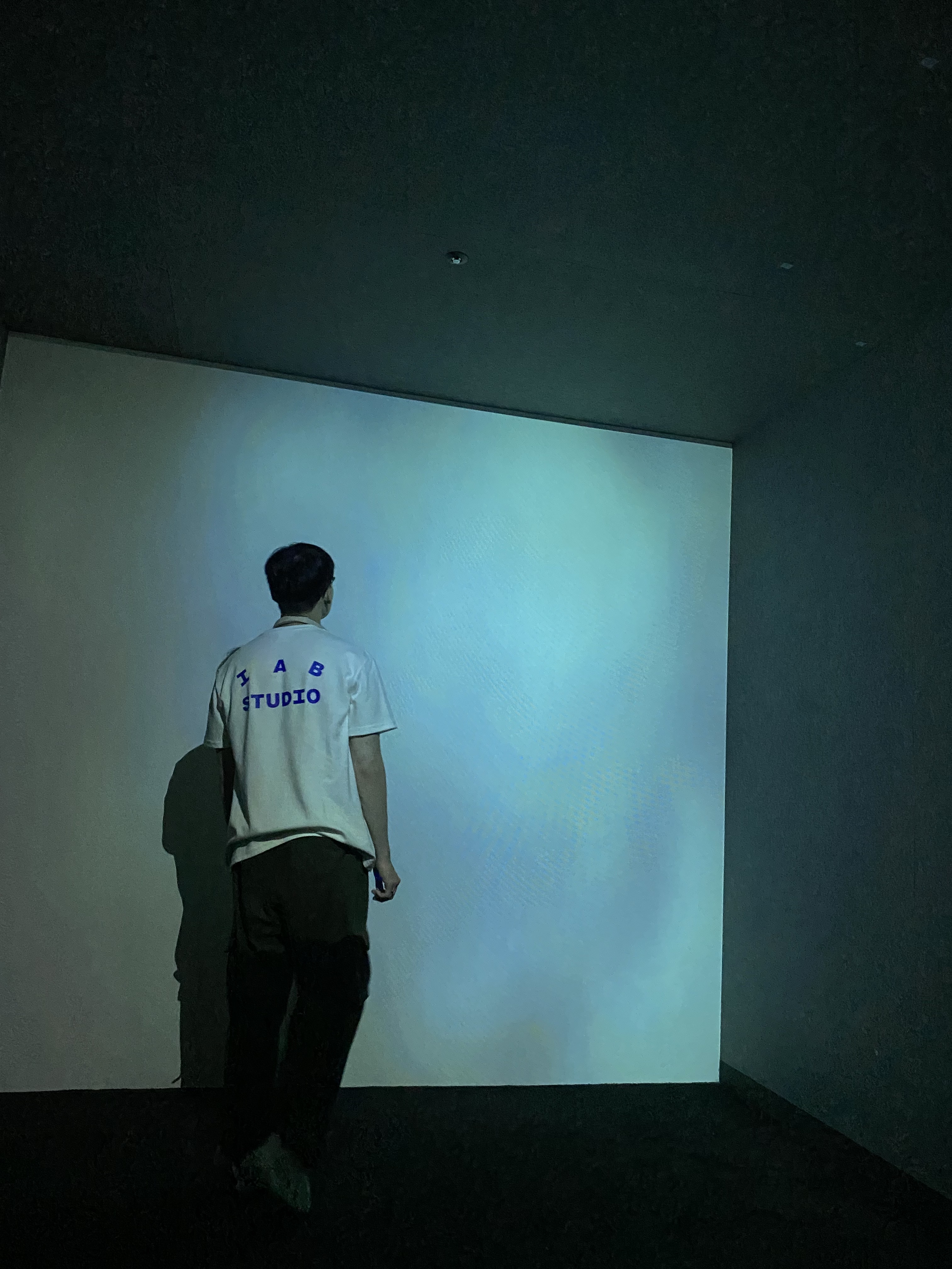 IAB Studio 10th Anniversary T-Shirt White, Adidas Yeezy Foam RNNR Sand 착용 스타일 - 1
