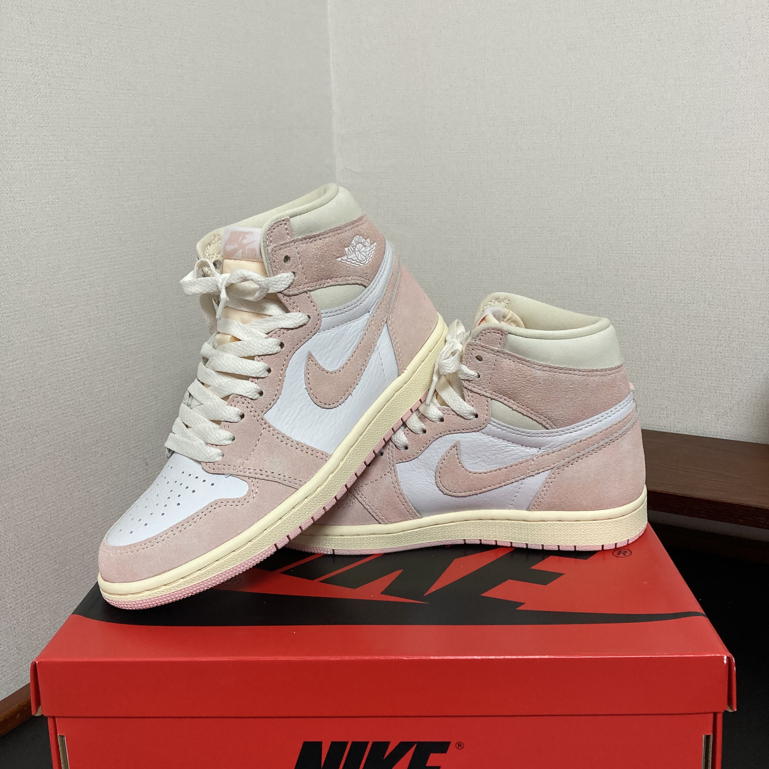 (W) Jordan 1 Retro High OG Coconut Milk and Sail 착용 스타일 - 3