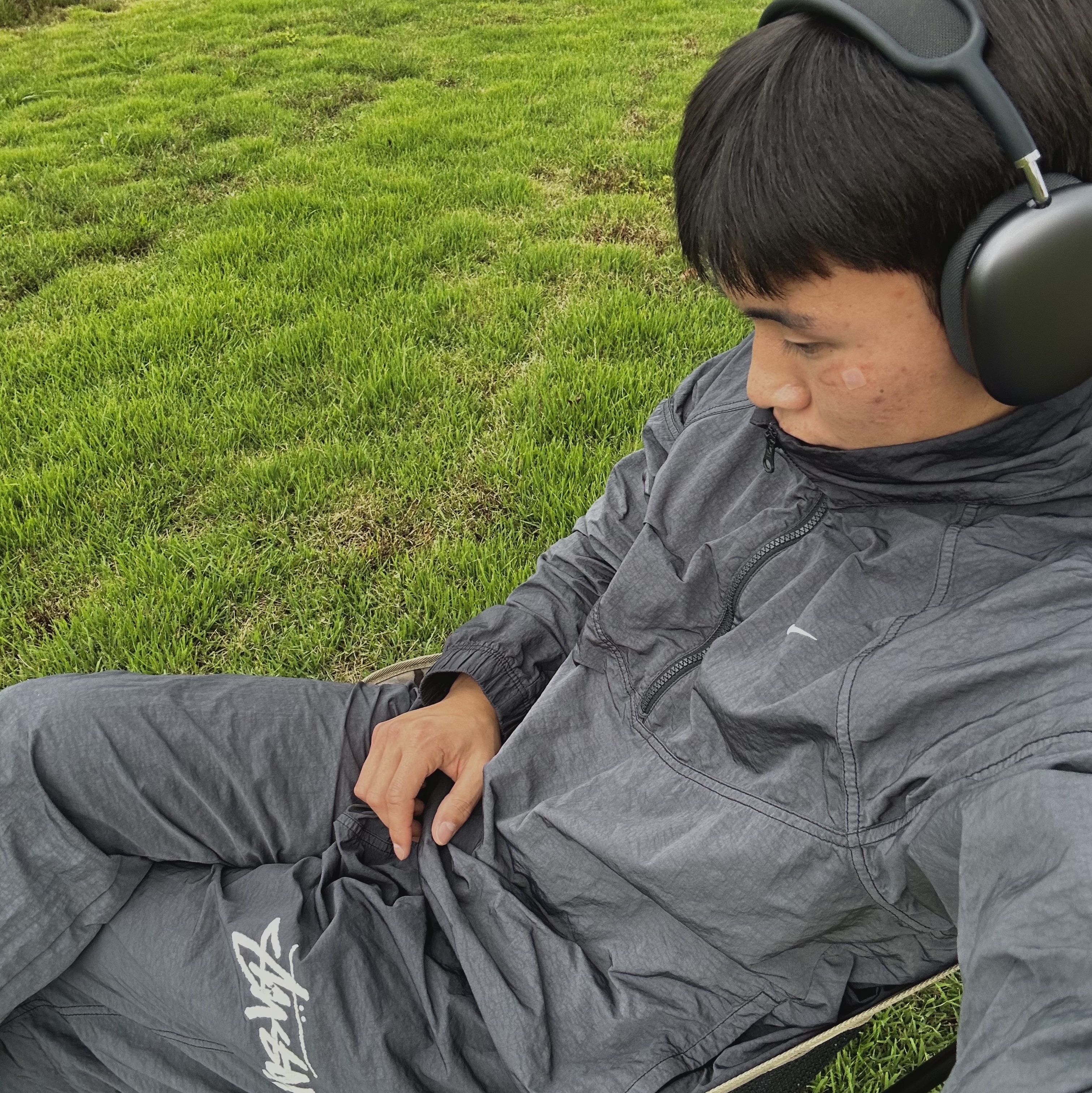 Nike x Stussy Beach Pants Off Noir, Nike x Stussy Windrunner Jacket Off Noir 착용 스타일