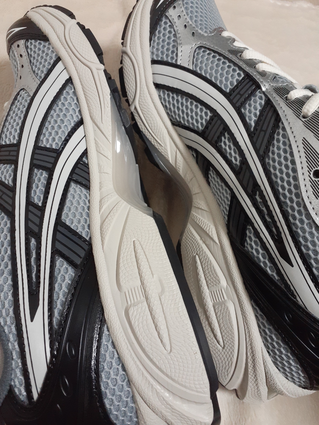 Asics Gel-Kayano 14 Black Glacier Grey 착용 스타일
