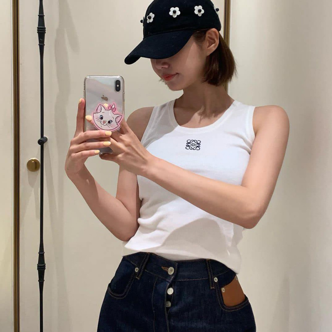(W) Loewe Anagram Cropped Tank Top in Cotton Black White, (W) Loewe Anagram Tank Top in Cotton White 착용 스타일 - 4