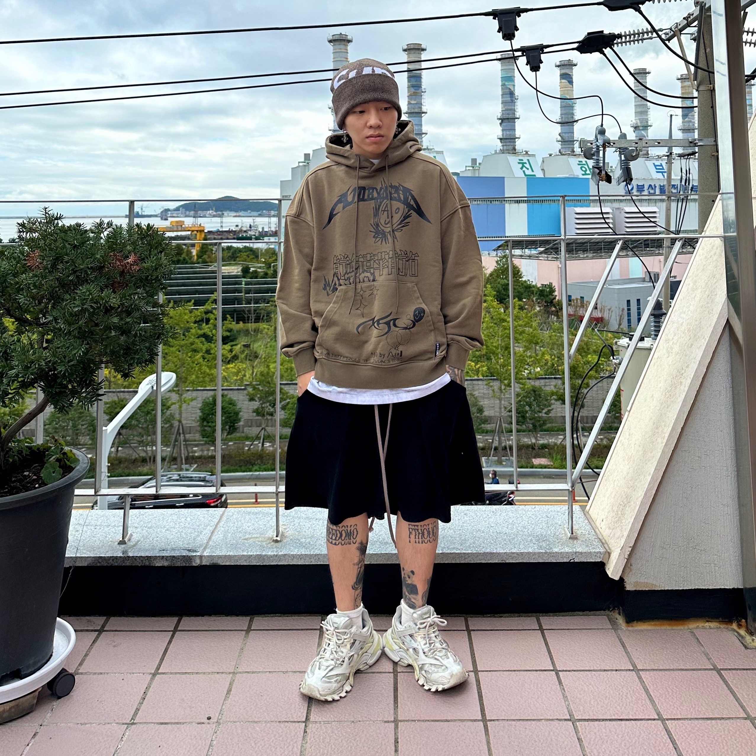 Balenciaga Track.2 Sneakers White 착용 스타일 - 1