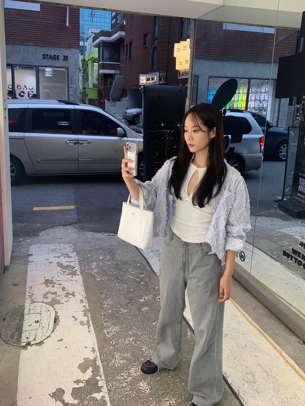 Heeari Women Mari Silk Tote Bag Silver 착용 스타일 - 2
