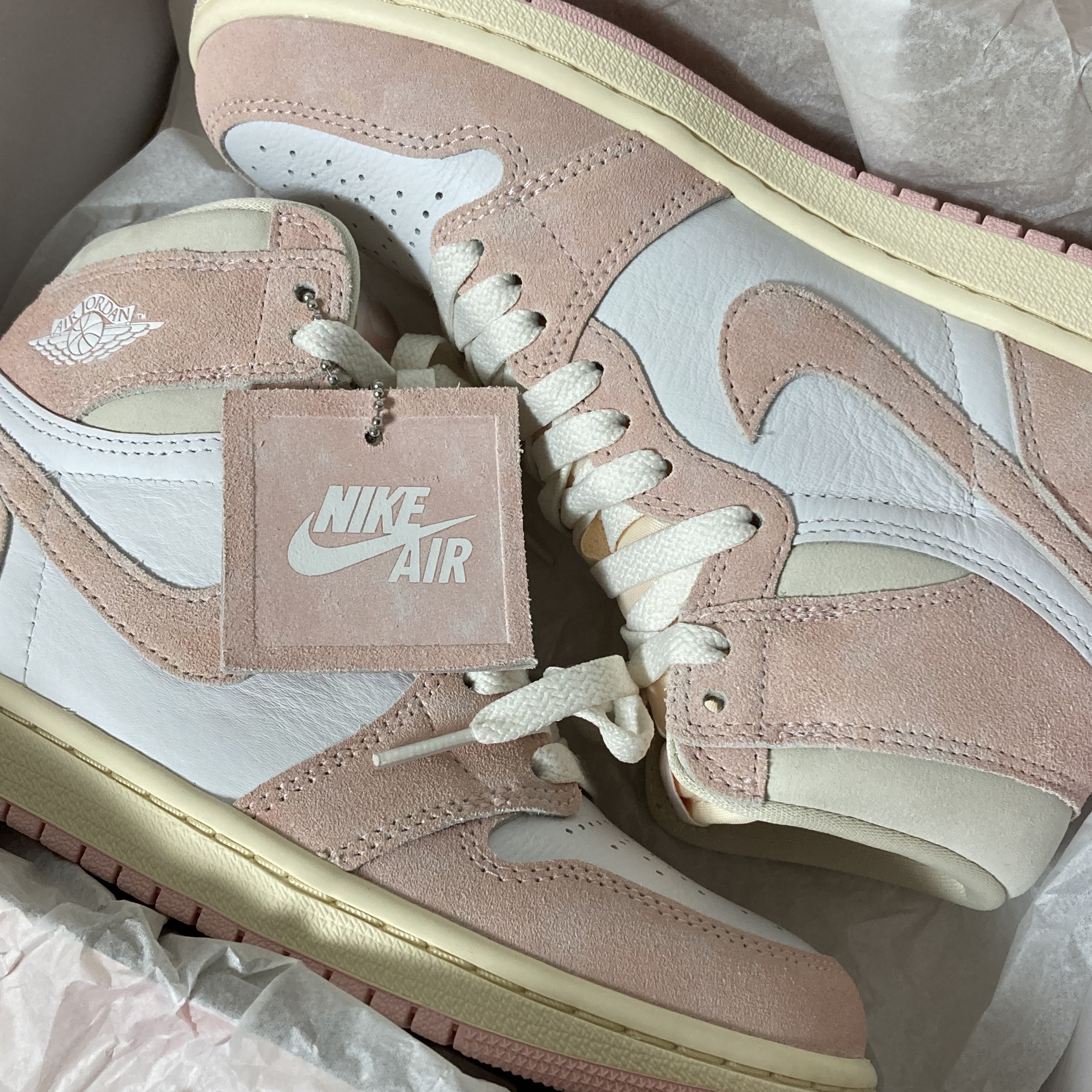 (W) Jordan 1 Retro High OG Coconut Milk and Sail 착용 스타일 - 1
