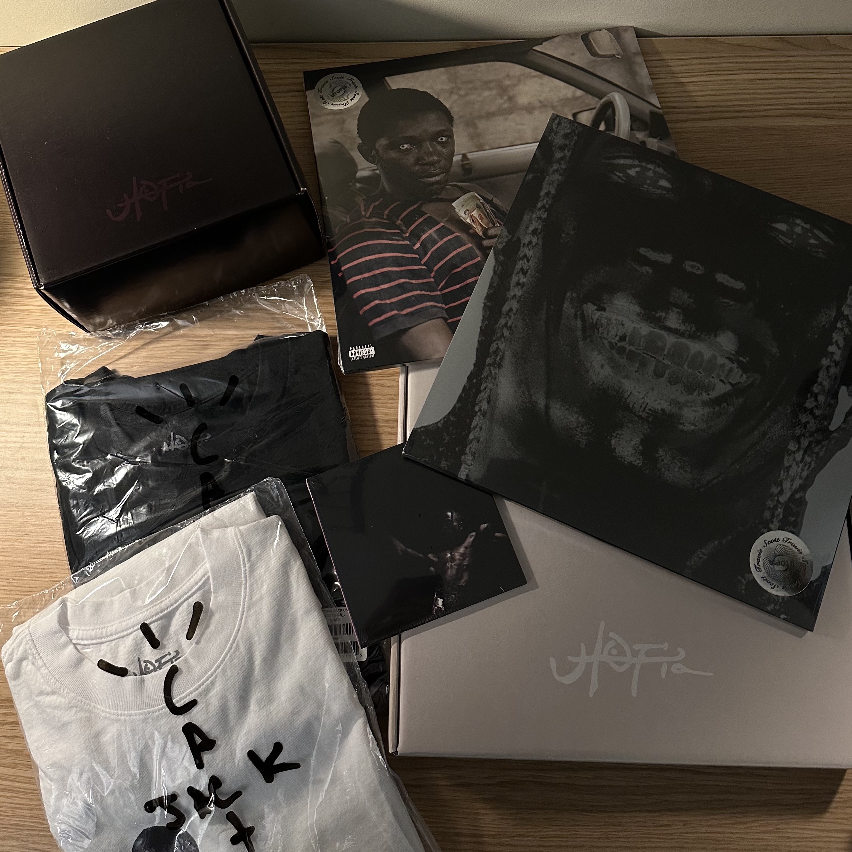 Travis Scott Utopia T-Shirt C5 Black Pack, Travis Scott Utopia CD Cover 1 착용 스타일