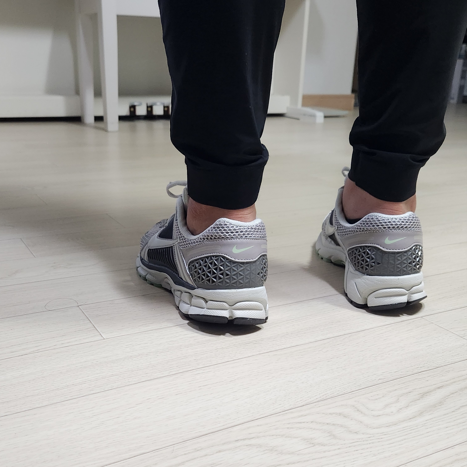 (W) Nike Zoom Vomero 5 Cobblestone and Flat Pewter 착용 스타일 - 3