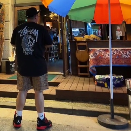 Stussy Peace Hand Pigment dyed T-Shirt Black, Burberry Small Scale Check Drawcord Swim Shorts Archive Beige 착용 스타일