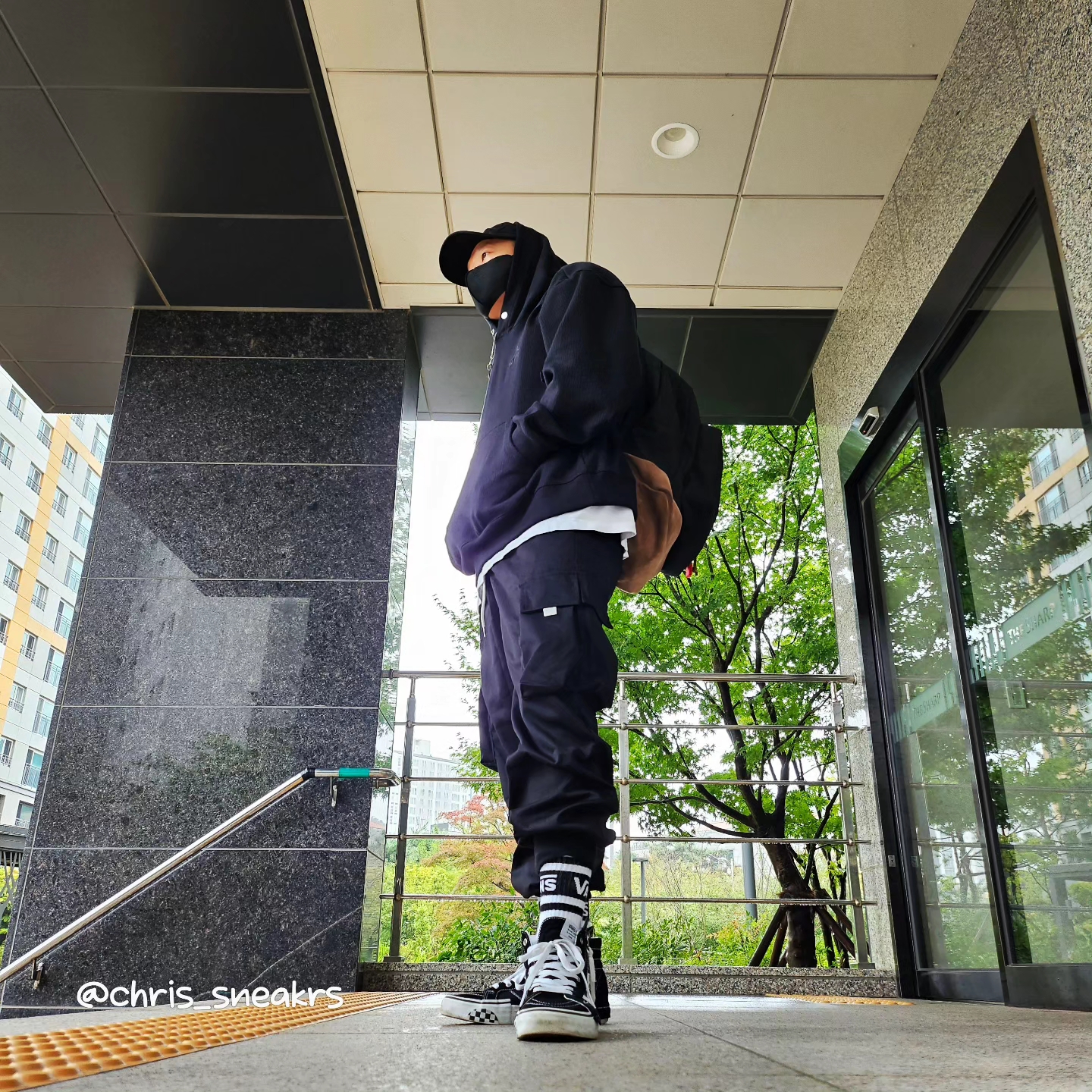 Vans Sk8-Hi Reissue Cap Black, Jordan x A Ma Maniere Jacquard Hoodie Black - Asia 착용 스타일 - 3
