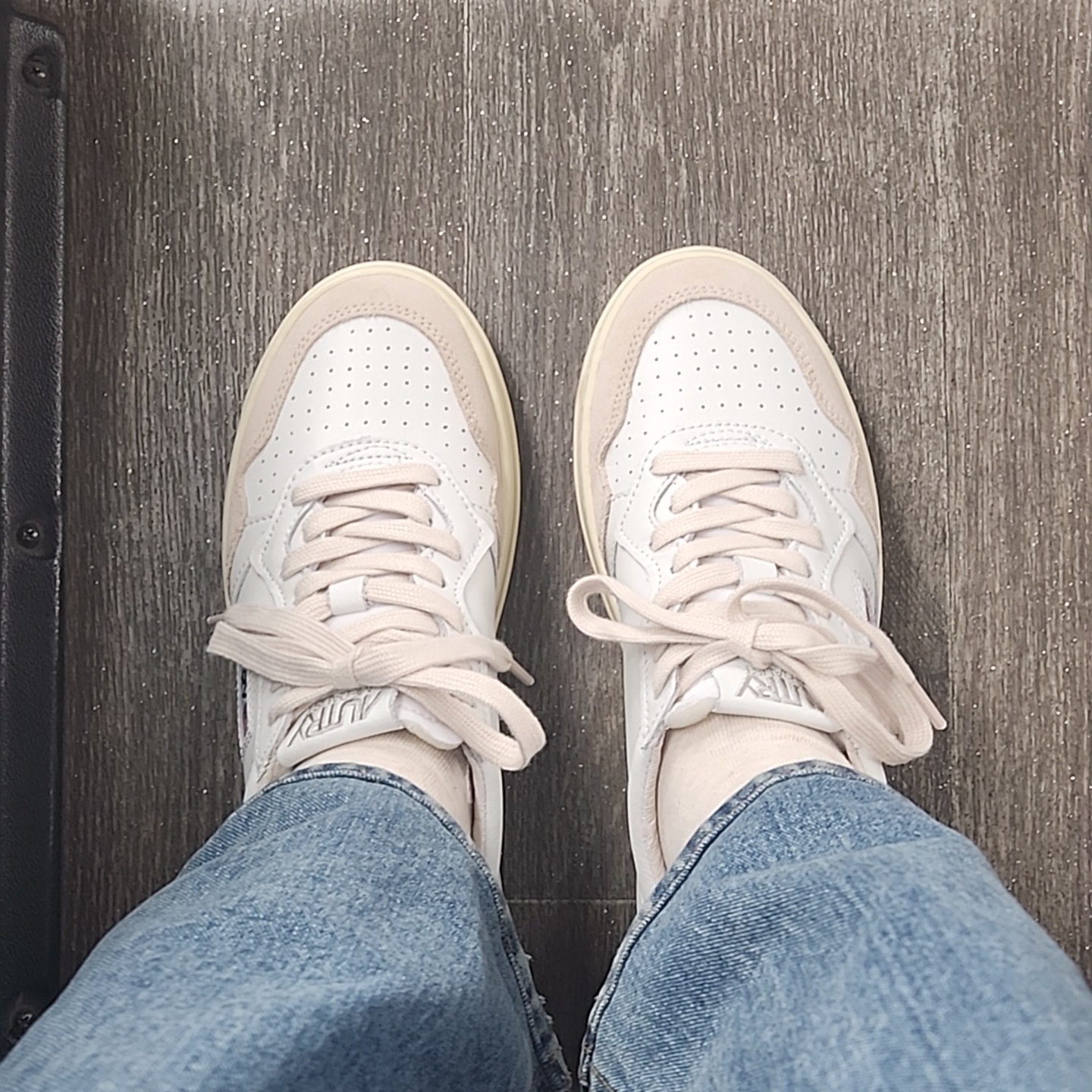 (W) Autry Medalist Low Leather Suede Sneakers White 착용 스타일