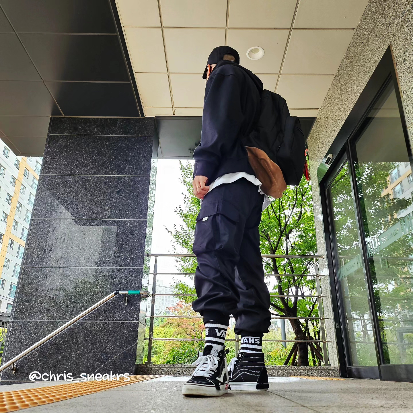 Vans Sk8-Hi Reissue Cap Black, Jordan x A Ma Maniere Jacquard Hoodie Black - Asia 착용 스타일 - 4