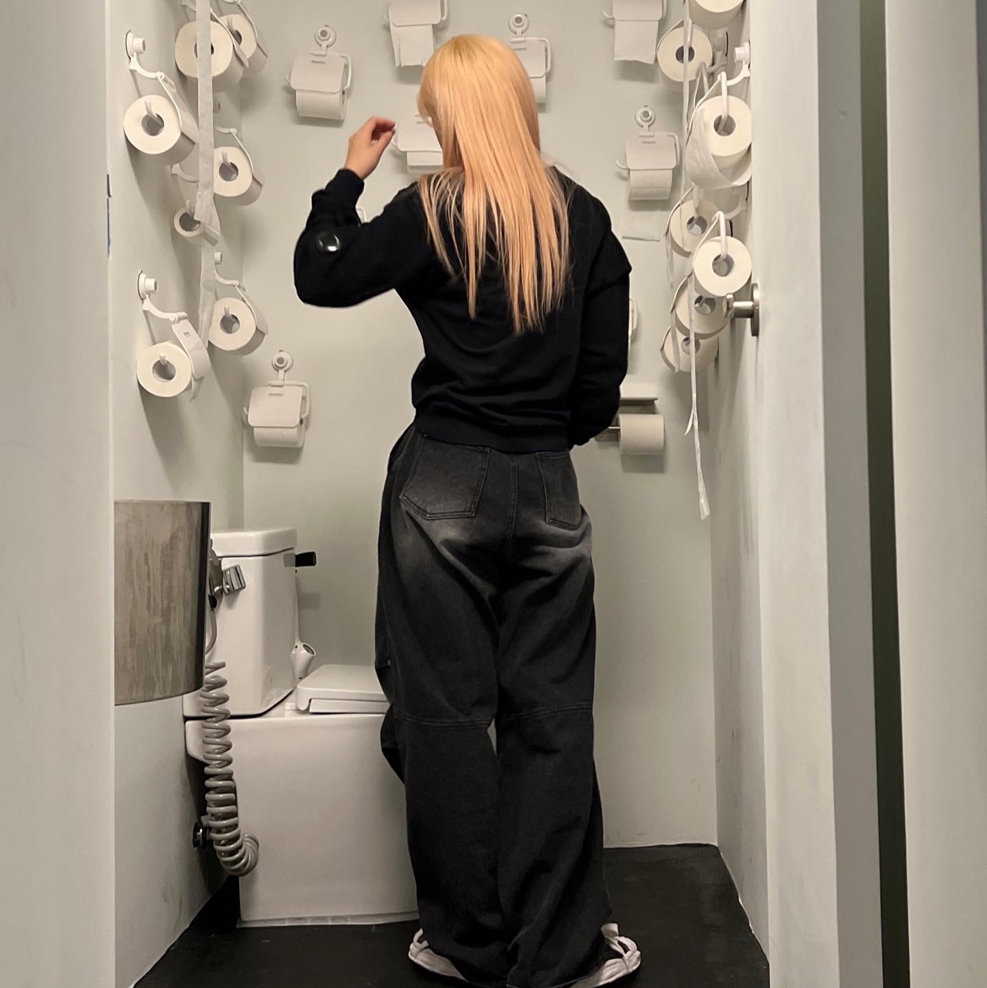 Maison Mihara Yasuhiro Blakey OG Sole Leather Low-top Sneakers Black, Apple AirPods Max Lightning Silver (Korean Ver.) 착용 스타일 - 3